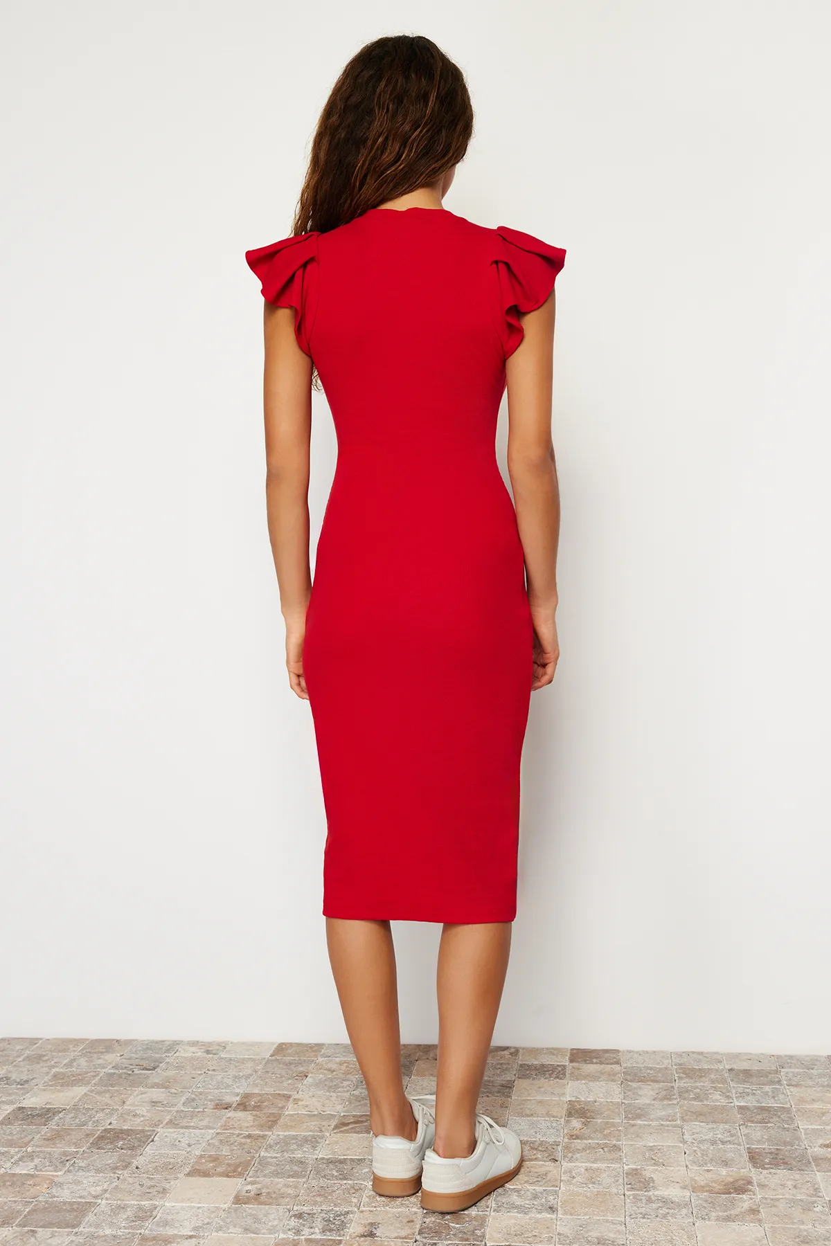 Trendyol Collection  Rotes Midi-Strickkleid mit Volants und gerippten Ärmeln TWOSS23EL01708