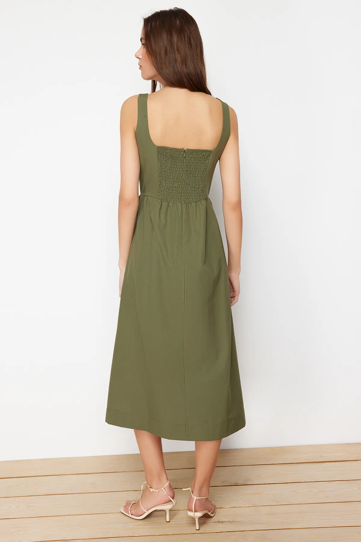 Trendyol Collection  Khakifarbenes gewebtes Midikleid mit Taillenöffnung und Korsett-Nähten TWOSS24EL00038