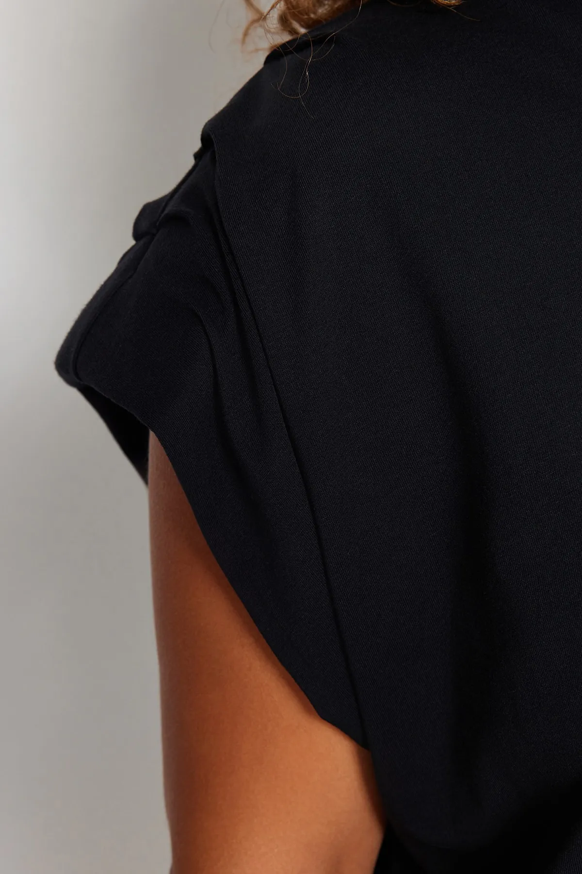 Trendyol Curve  Schwarze Basic-Strickbluse mit Rundhalsausschnitt TBSSS23AF00053