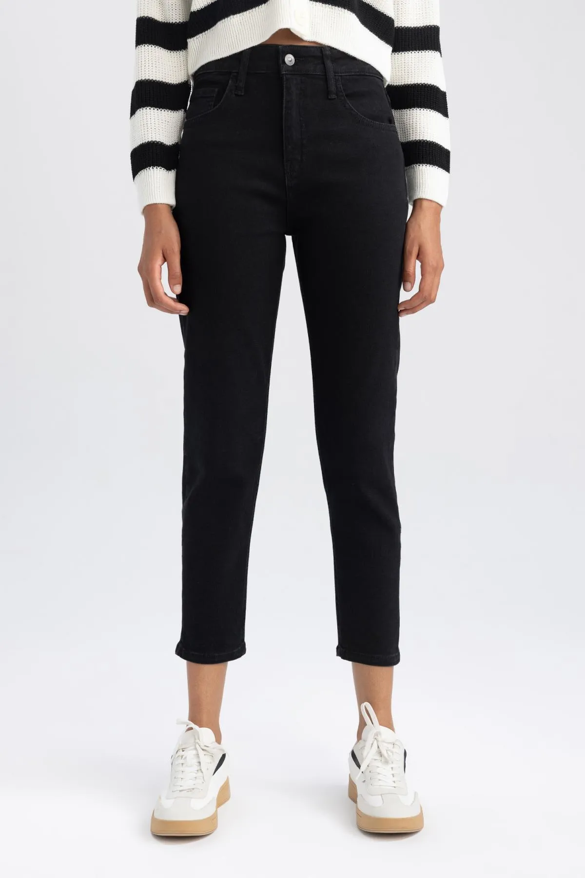 DeFacto  Bequeme Mom-Passform, hohe, bequeme Passform, leicht, schmale Beintaille, knöchellange Jeanshose A6985ax23au