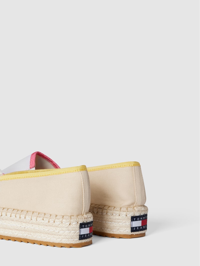 Slip-on-Sneaker mit Logo-Details in offwhite