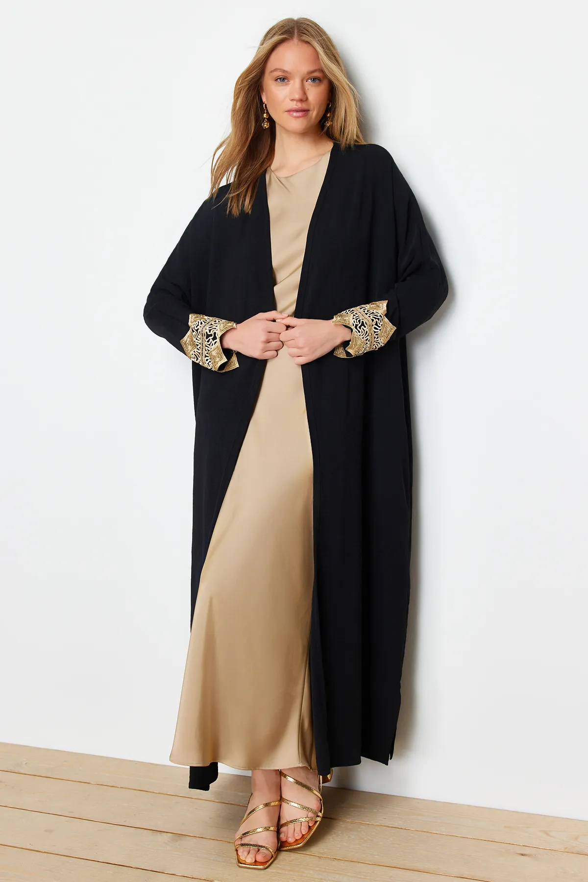 Trendyol Modest  Schwarze, goldfarbene, gewebte Aerobin-Kappe und Ferace und Abaya mit Brode-Detail aus Stein TCTSS24KF00031