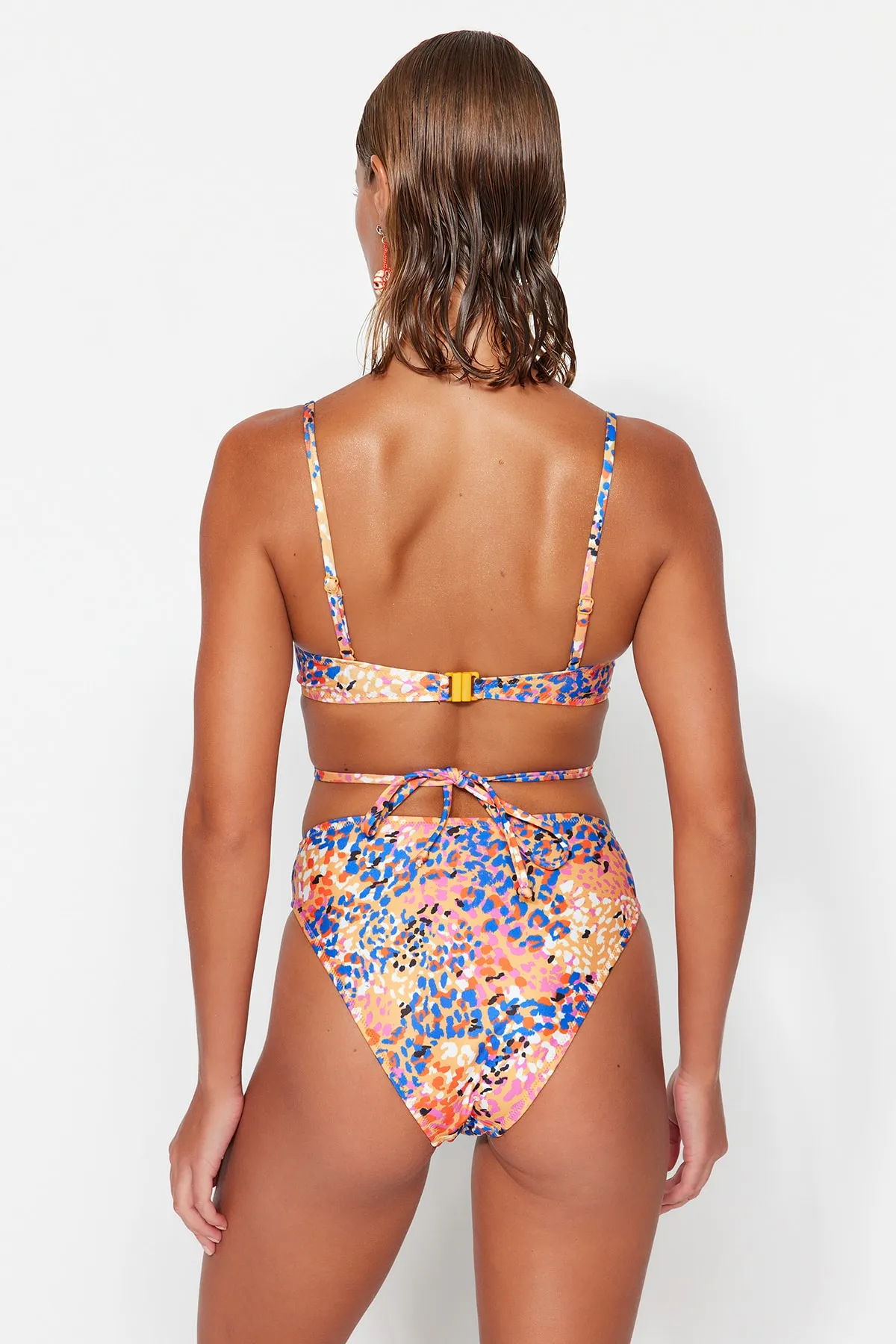 Trendyol Collection  Abstrakt gemusterte Bikinihose mit normalem Beinausschnitt TBESS23BA00152