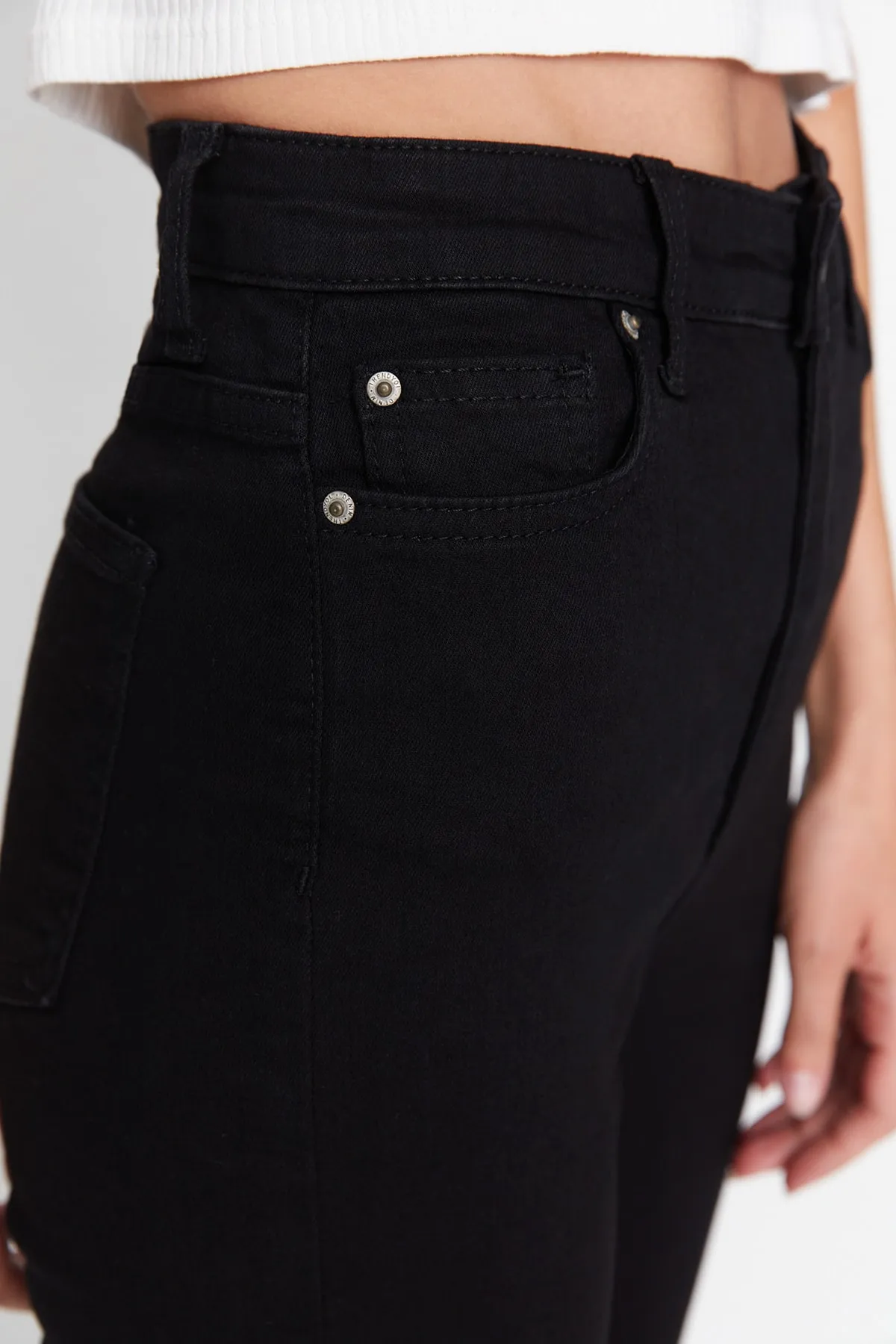 Trendyol Collection  Schwarze High Waist Skinny Jeans mit Schlitzen TWOSS21JE0081
