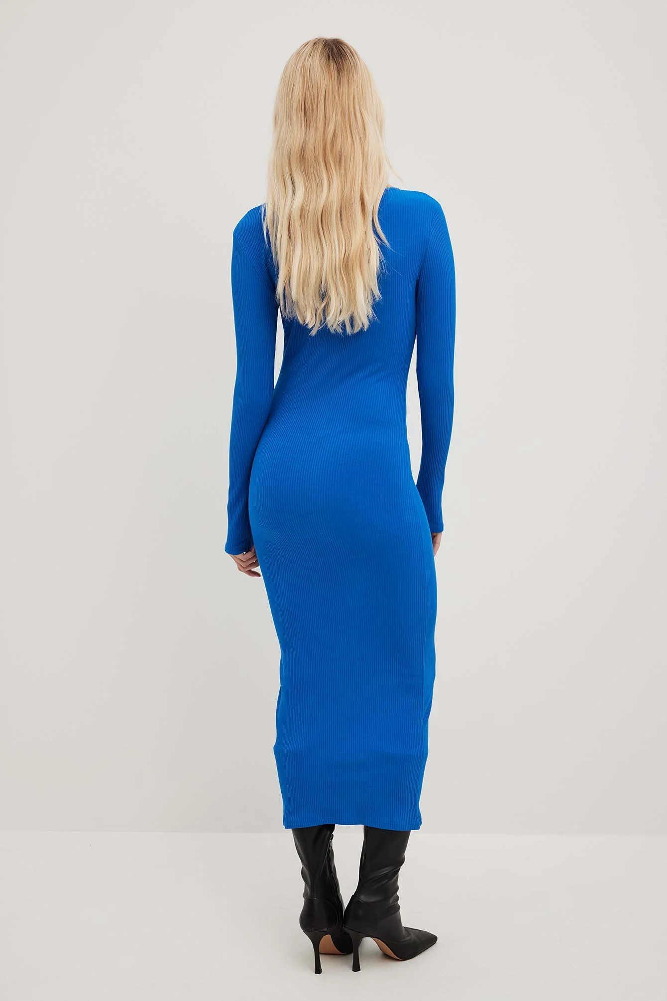 Geripptes Midikleid mit V-Ausschnitt