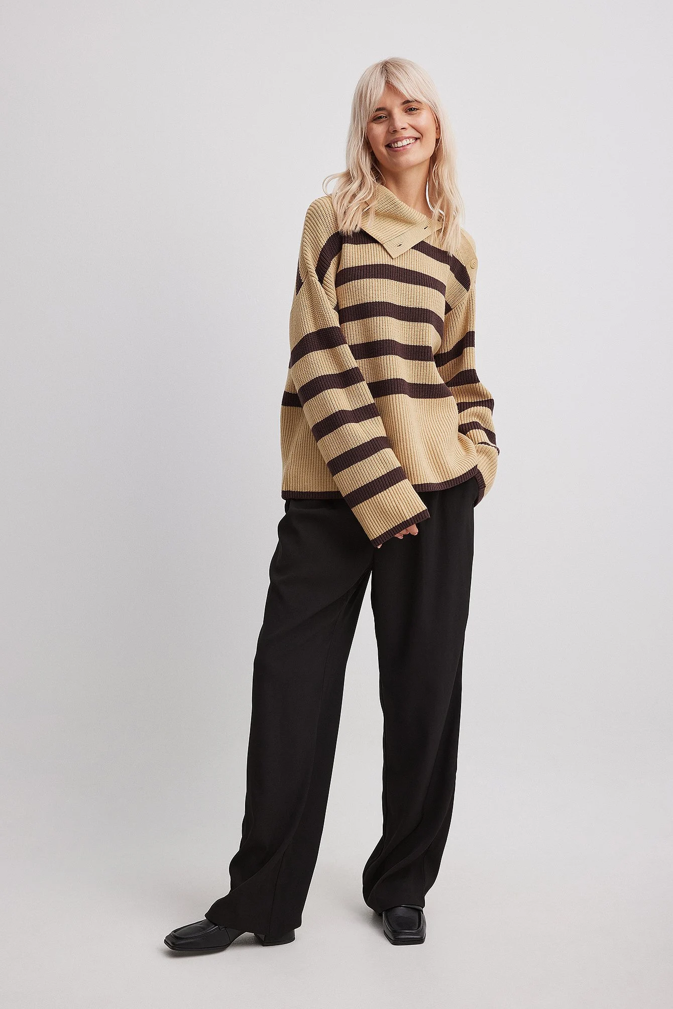 Gestreifter Rollkragenpullover aus Strick