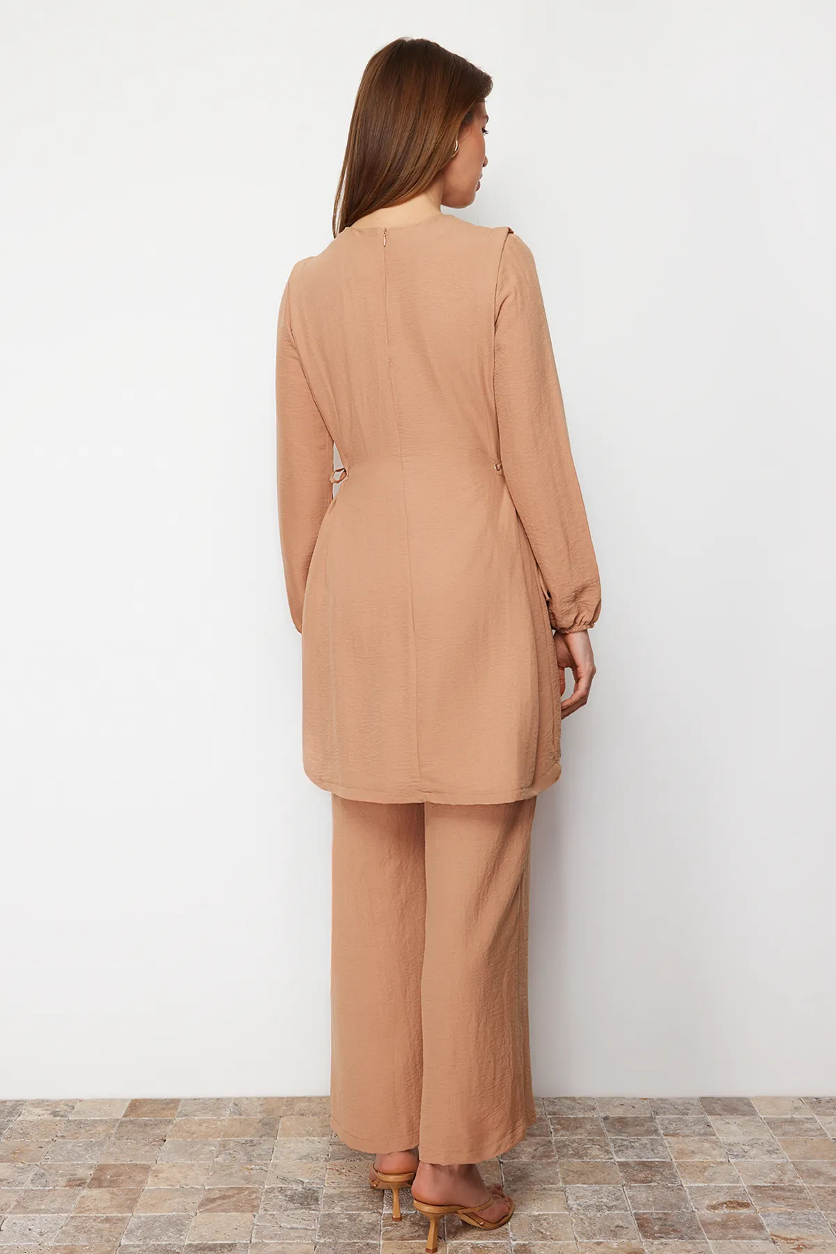 Trendyol Modest  Kamelfarbenes Aerobin Tunika-Hosen-Set mit Ösenbindung TCTAW22US0092