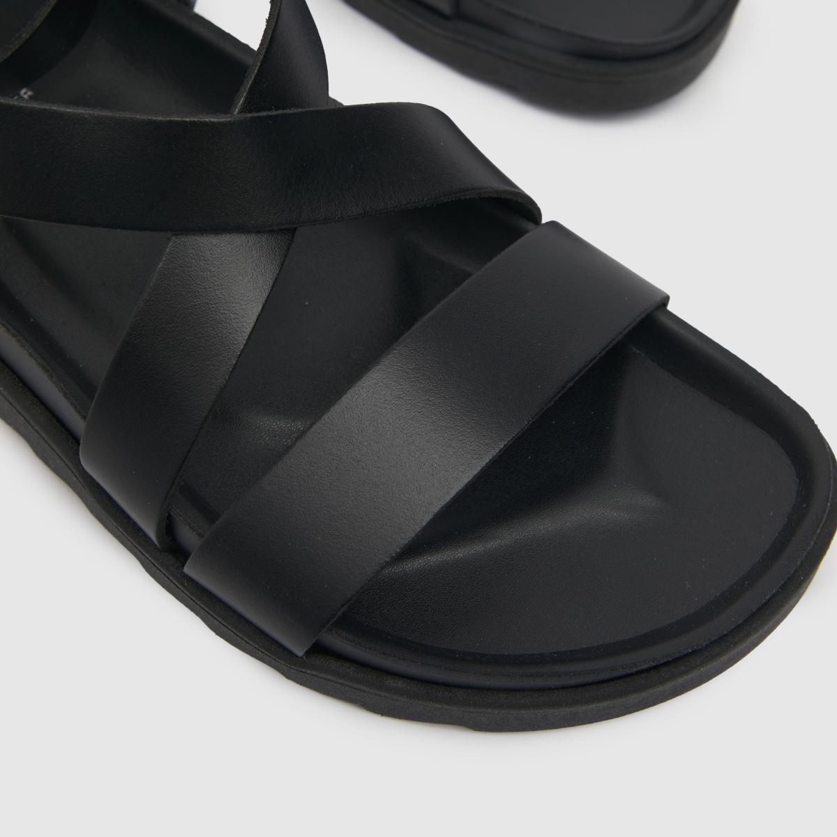Schuh Taylor keresztpántos talpbetétes szandál fekete színben