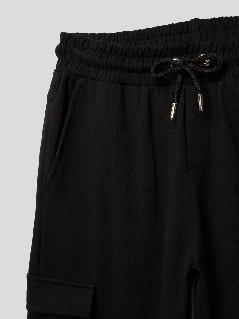 Jogpants mit aufgesetzten Paspeltaschen in schwarz