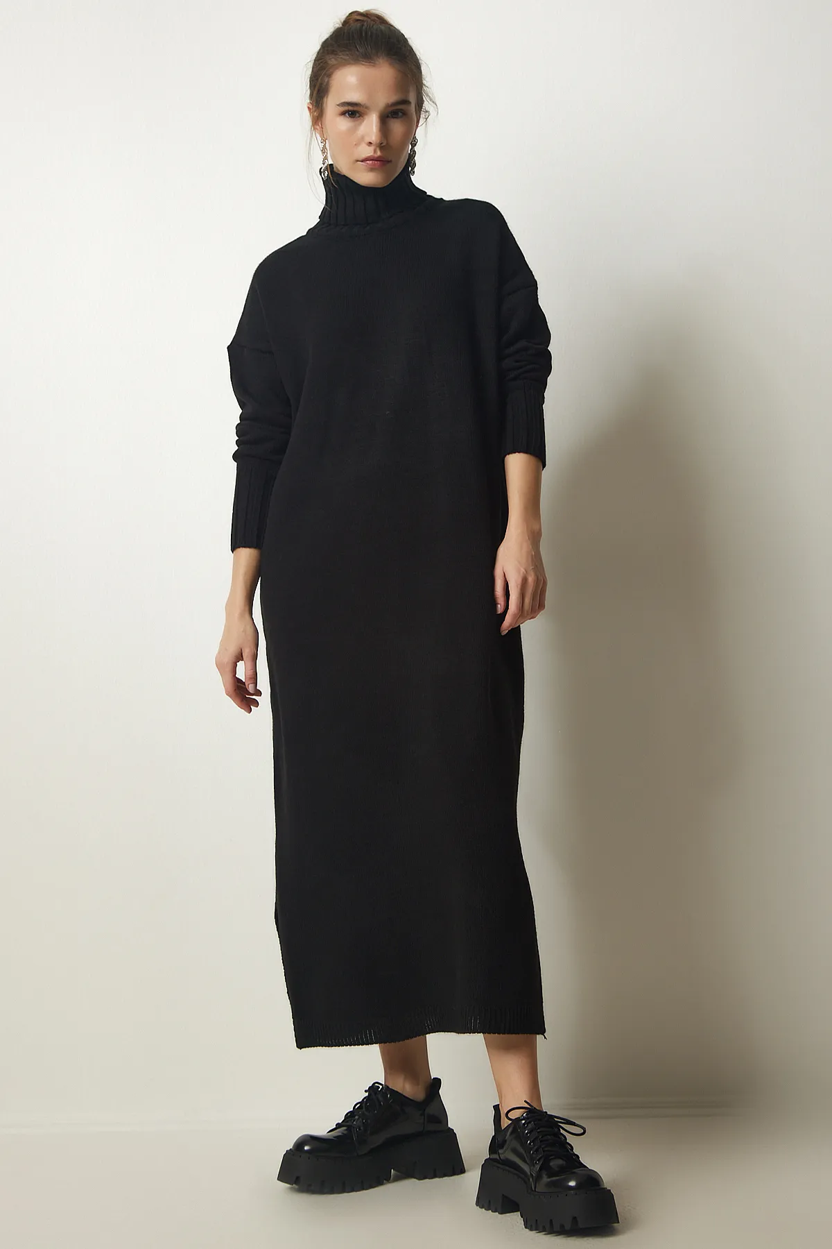 Happiness İstanbul  Schwarzes Oversize-Strickkleid mit Rollkragen und Schlitz für Damen PF00042