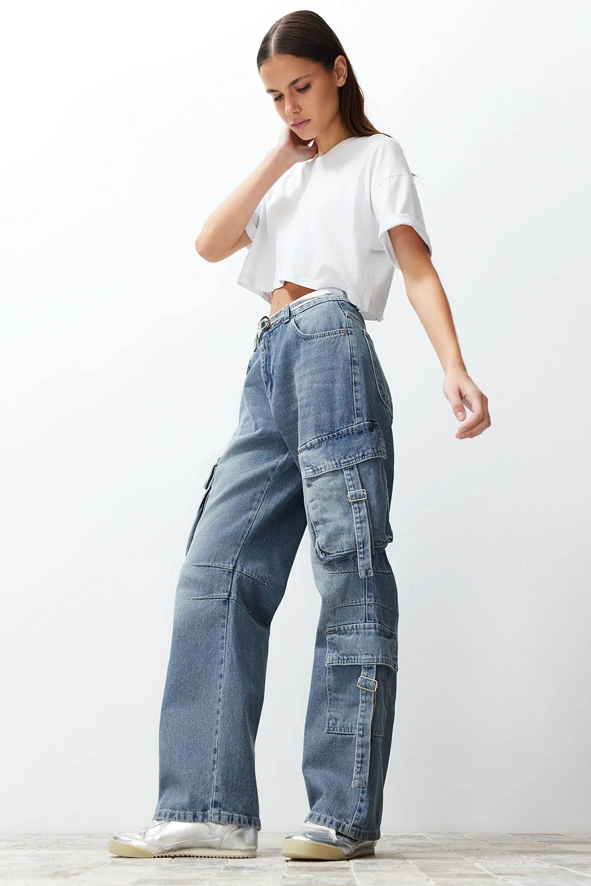 Trendyol Collection  Blaue Skater-Jeans mit Cargotasche und hoher Taille TWOSS24JE00170