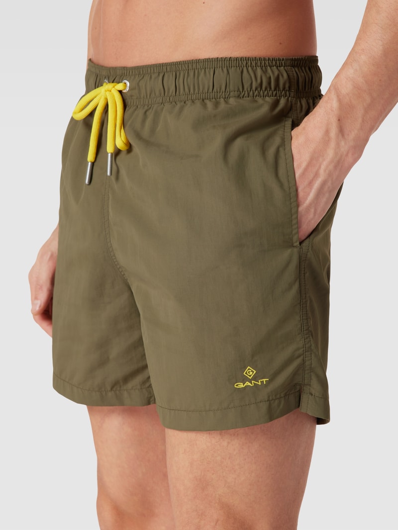 Badehose mit Label-Stitching in olivgrün