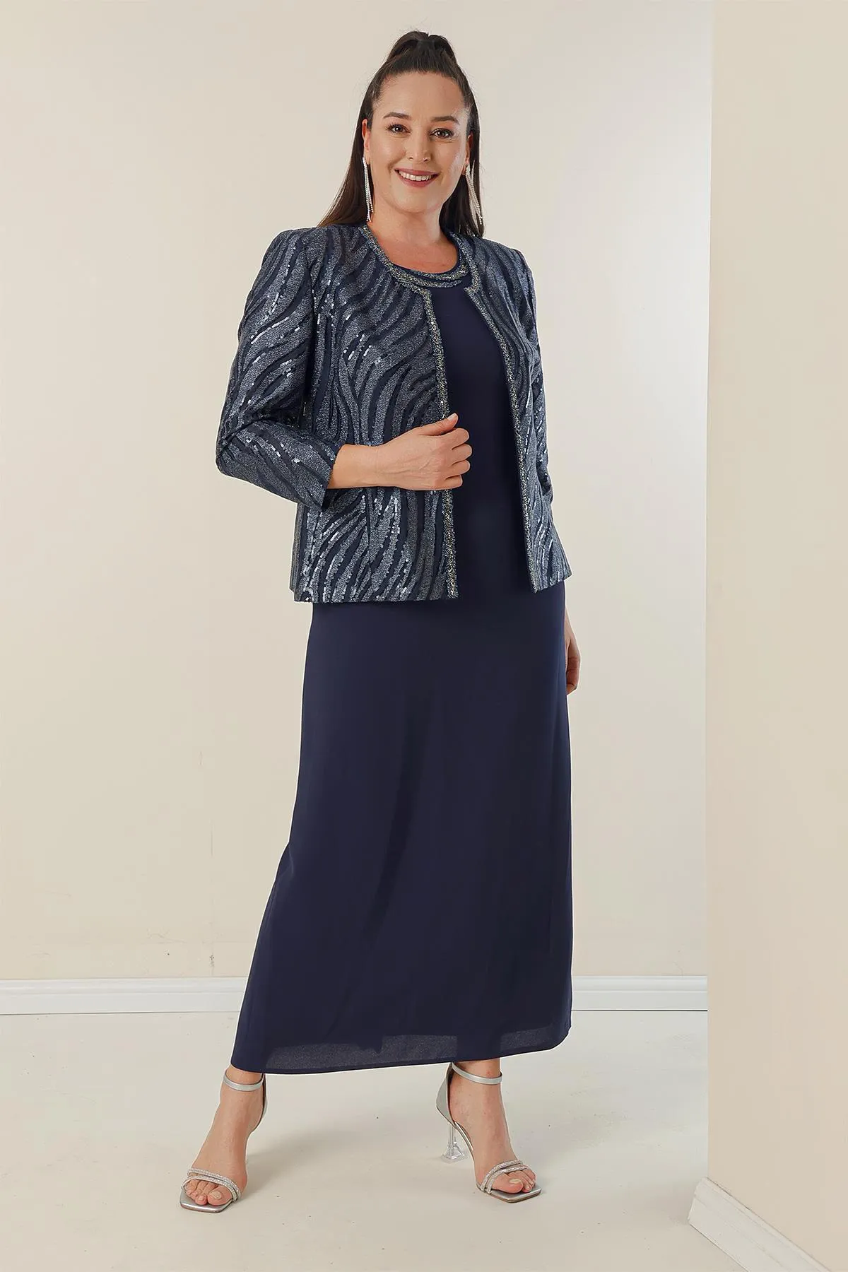 By Saygı  Zweiteiliges Set mit Paillettenjacke, gefüttertem Kreppkleid mit Halbmondärmeln und Übergröße