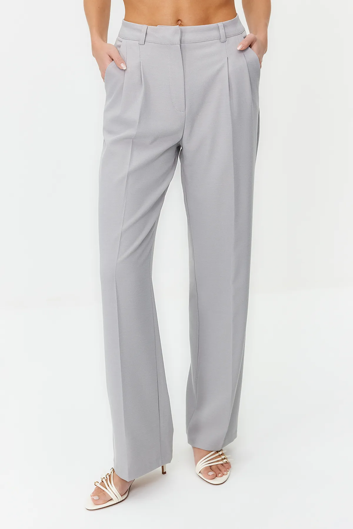 Trendyol Collection  Graue, gerade geschnittene, plissierte Webhose in limitierter Auflage TWOAW23PL00401