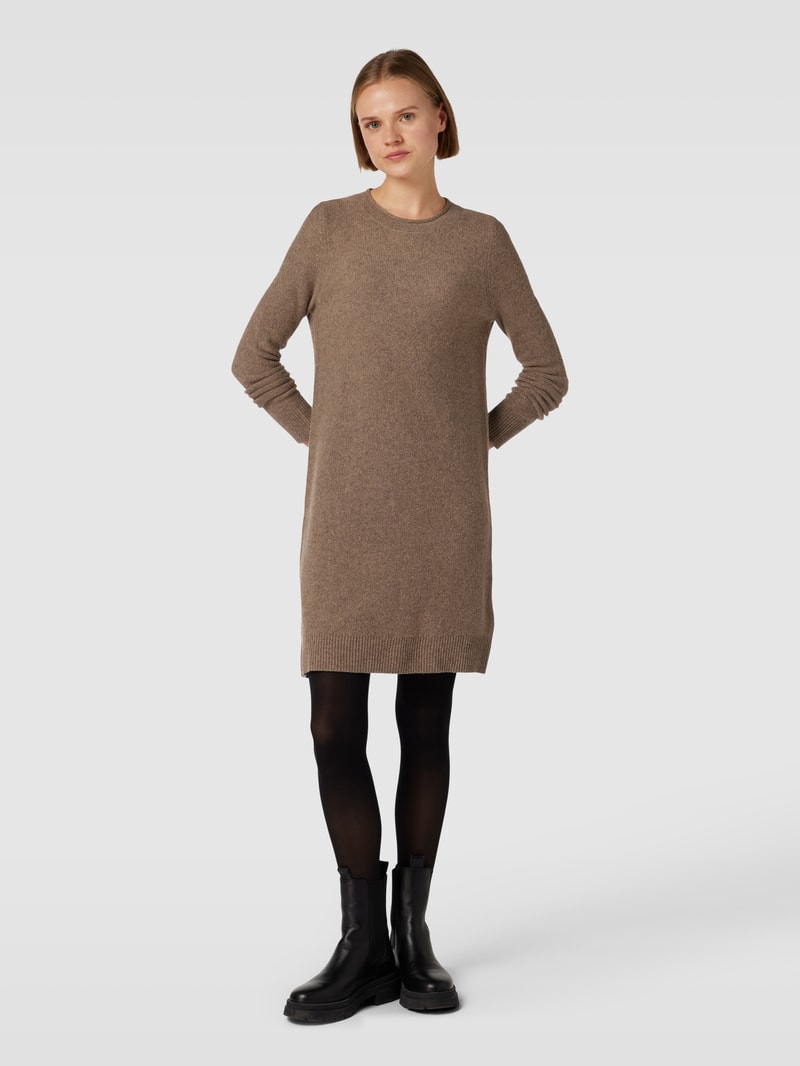 Knielanges Strickkleid mit geripptem Rundhalsausschnitt in haselnuss braun