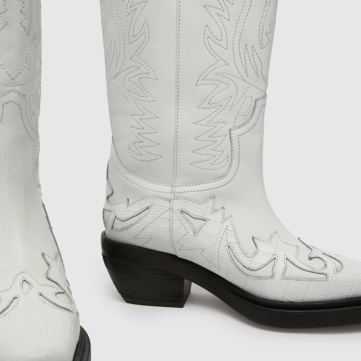 Schuh Dora – Vita westernstövlar i läder med knähöga klackar