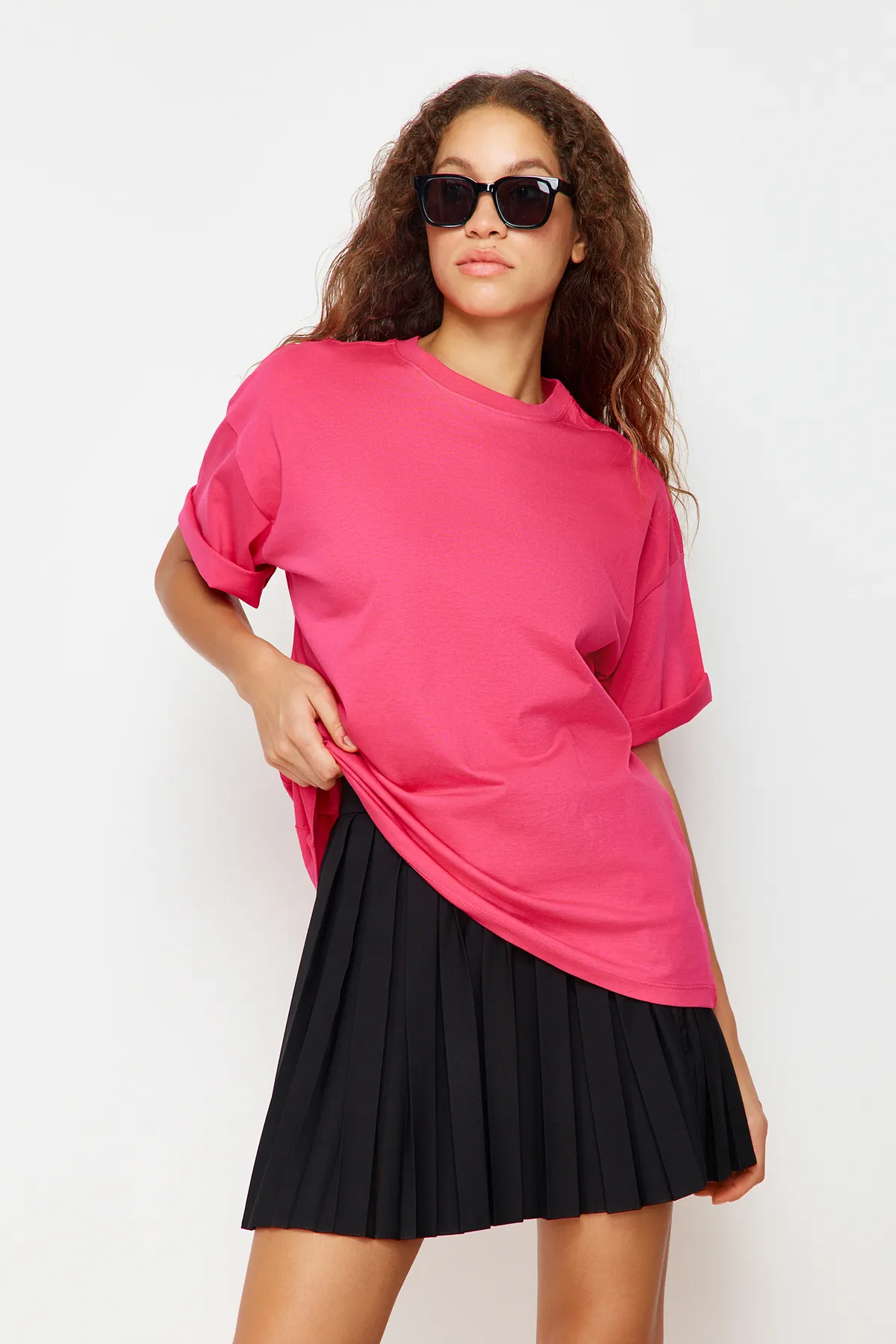 Trendyol Collection  Fuchsiafarbenes Premium-Strick-T-Shirt aus 100 % Baumwolle in Übergröße/weiter Passform mit Rundhalsausschnitt TWOSS23TS00040