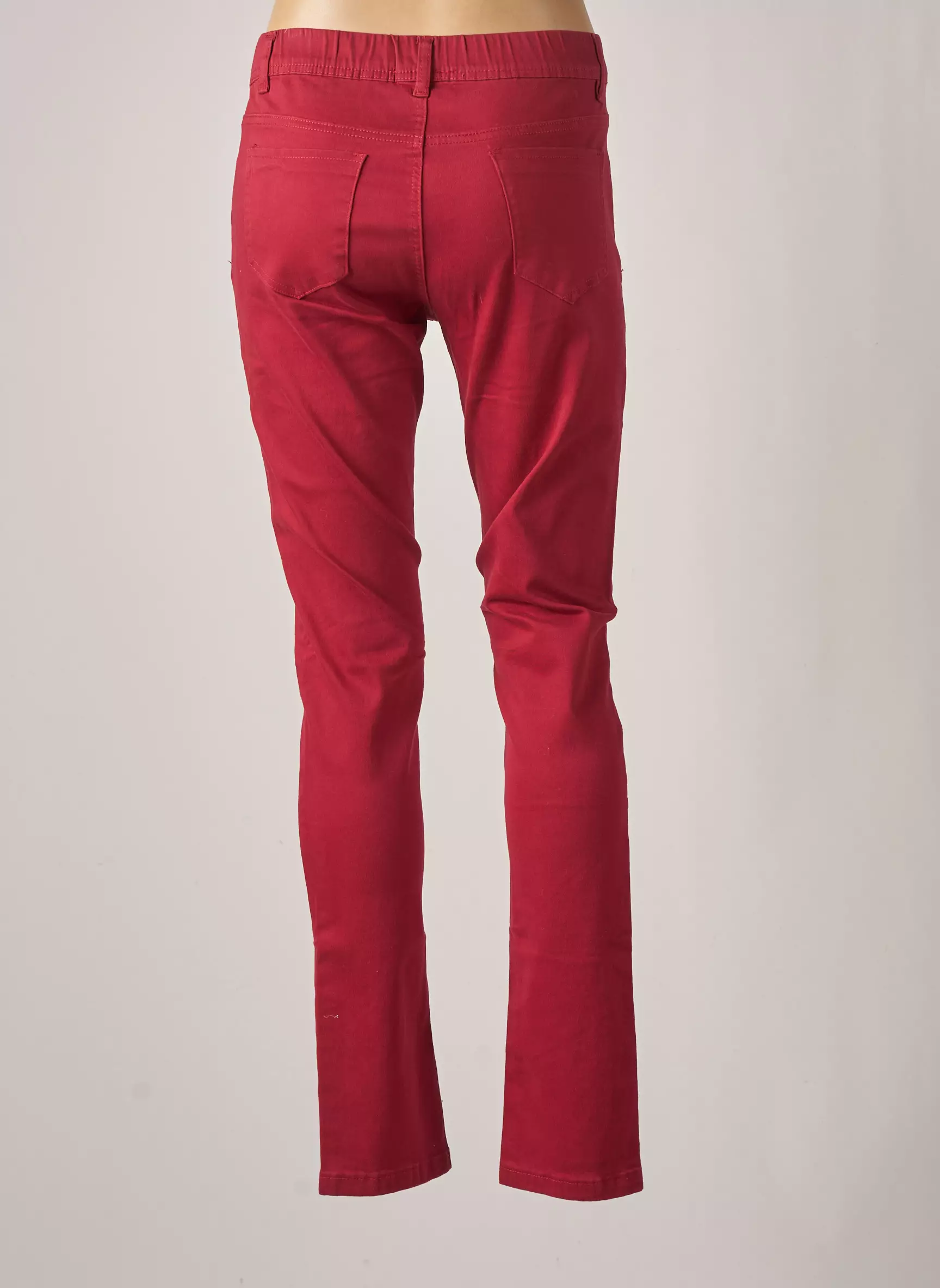 Gevana Jeggins Femme couleur rouge