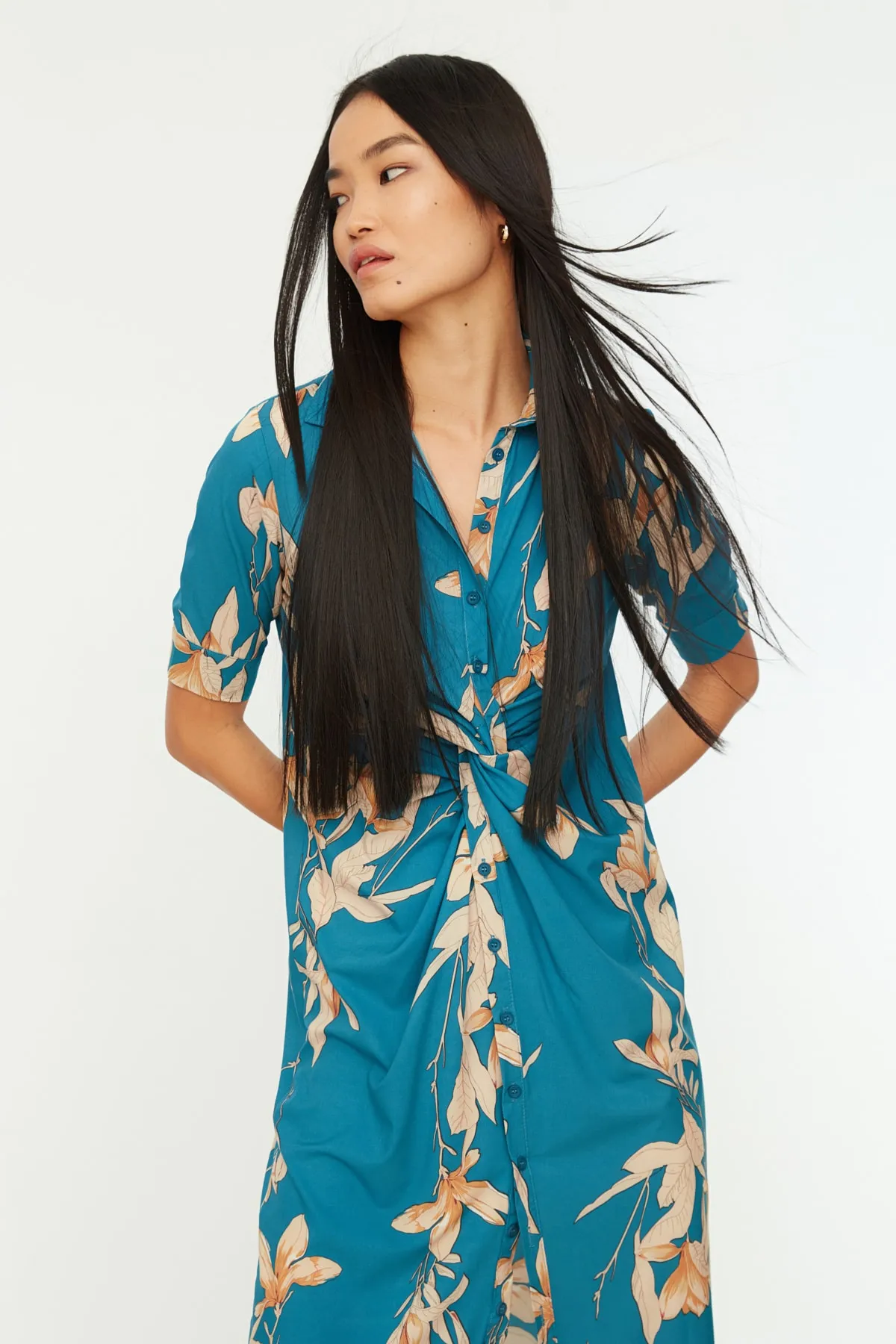 Trendyol Collection  Mehrfarbiges, detailliertes, gewebtes Hemdkleid mit Raffungen TWOSS21EL1018