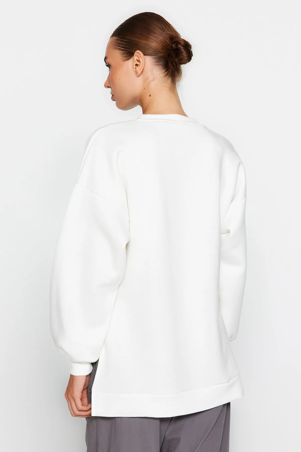 Trendyol Collection  Ecrufarbenes Oversize/Weite Passform Gestricktes Sweatshirt mit Schlitzdetail innen aus dickem Fleece TWOAW23SW00195
