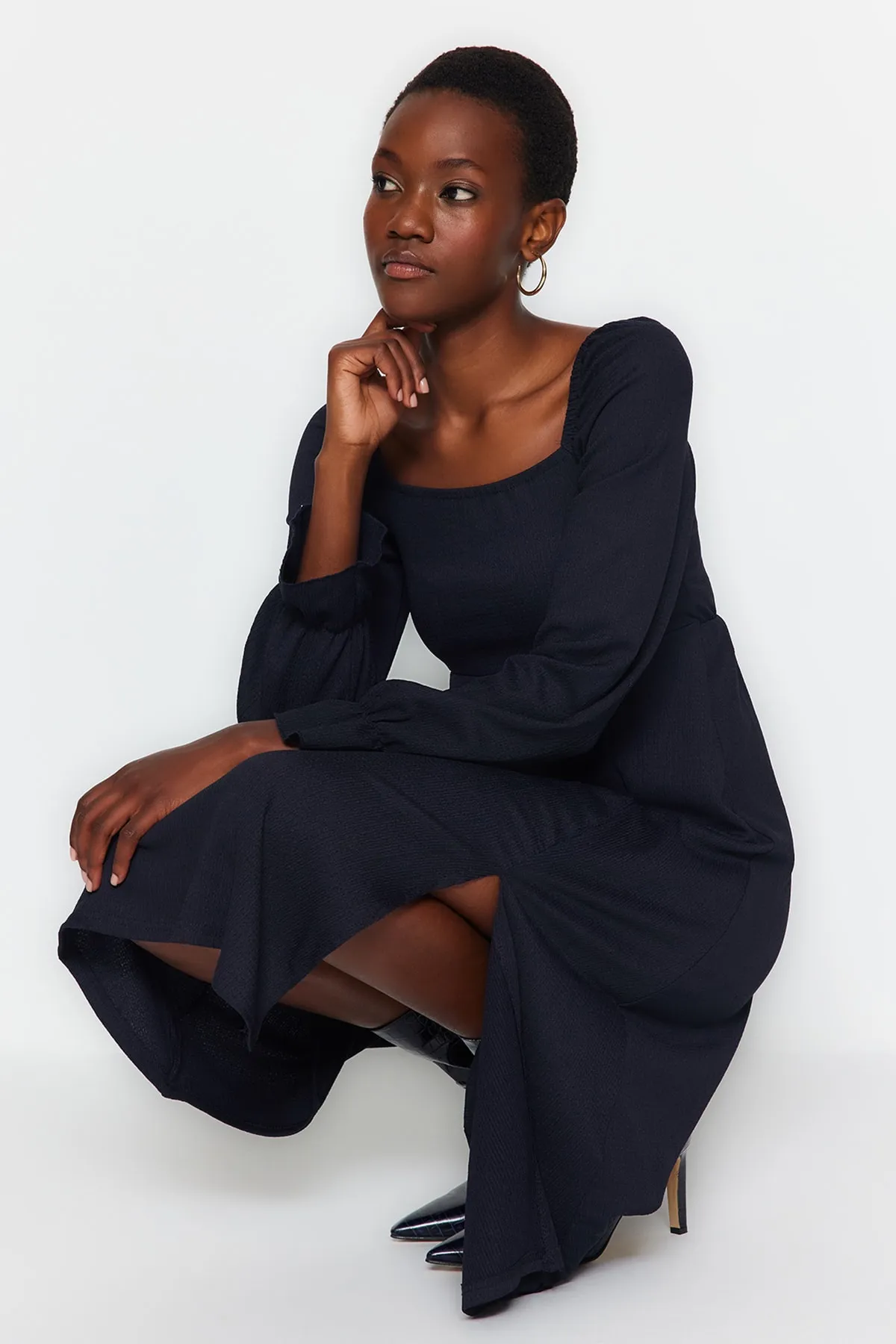 Trendyol Collection  Marineblaues Midi-Strickkleid mit quadratischem Ausschnitt und Schlitz und langen Ärmeln TWOAW24EL00188