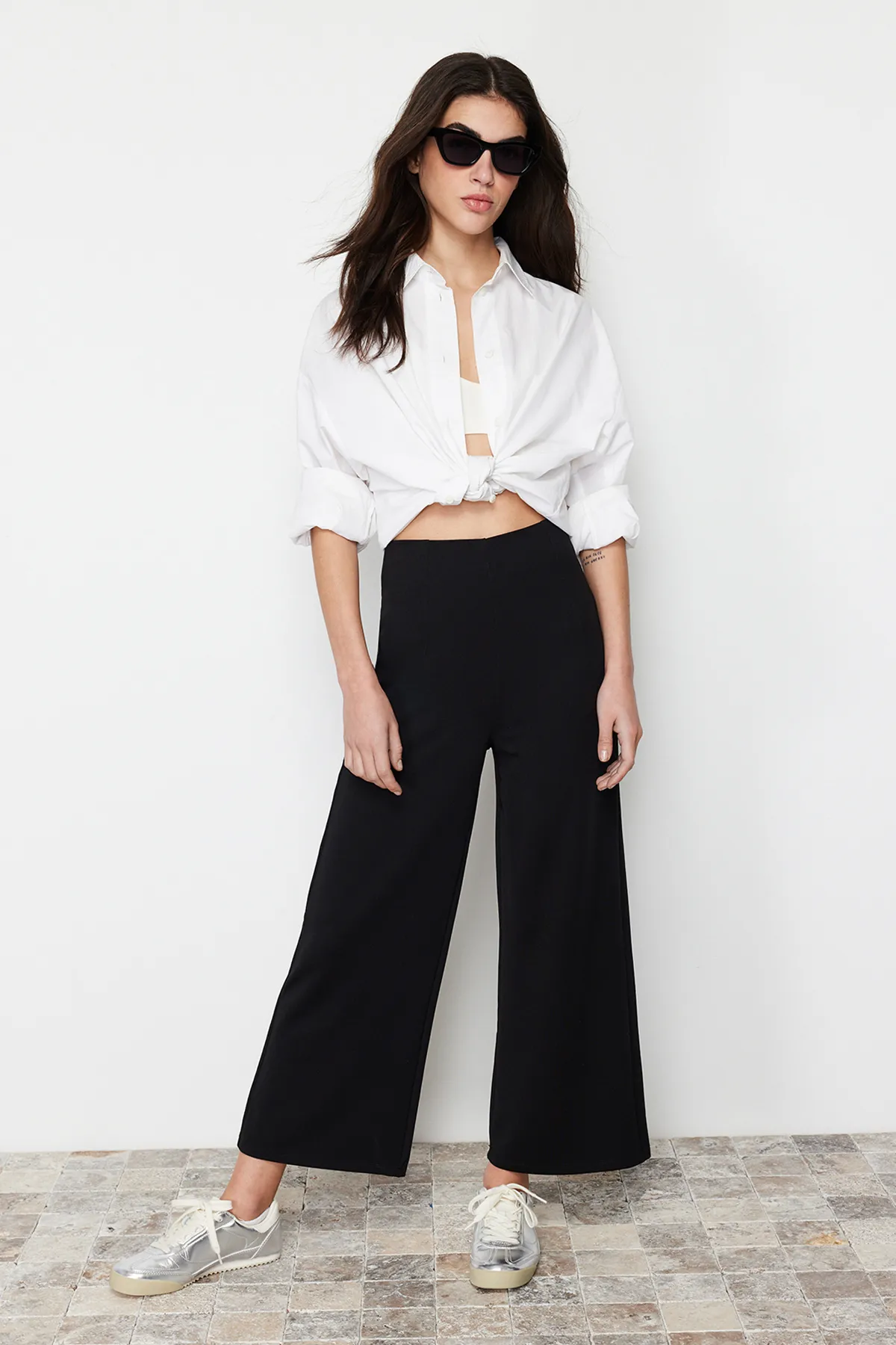 Trendyol Collection  Schwarze Culotte-Hose mit hochgeschnittenem Detail und hoher Taille - TWOSS24PL00036