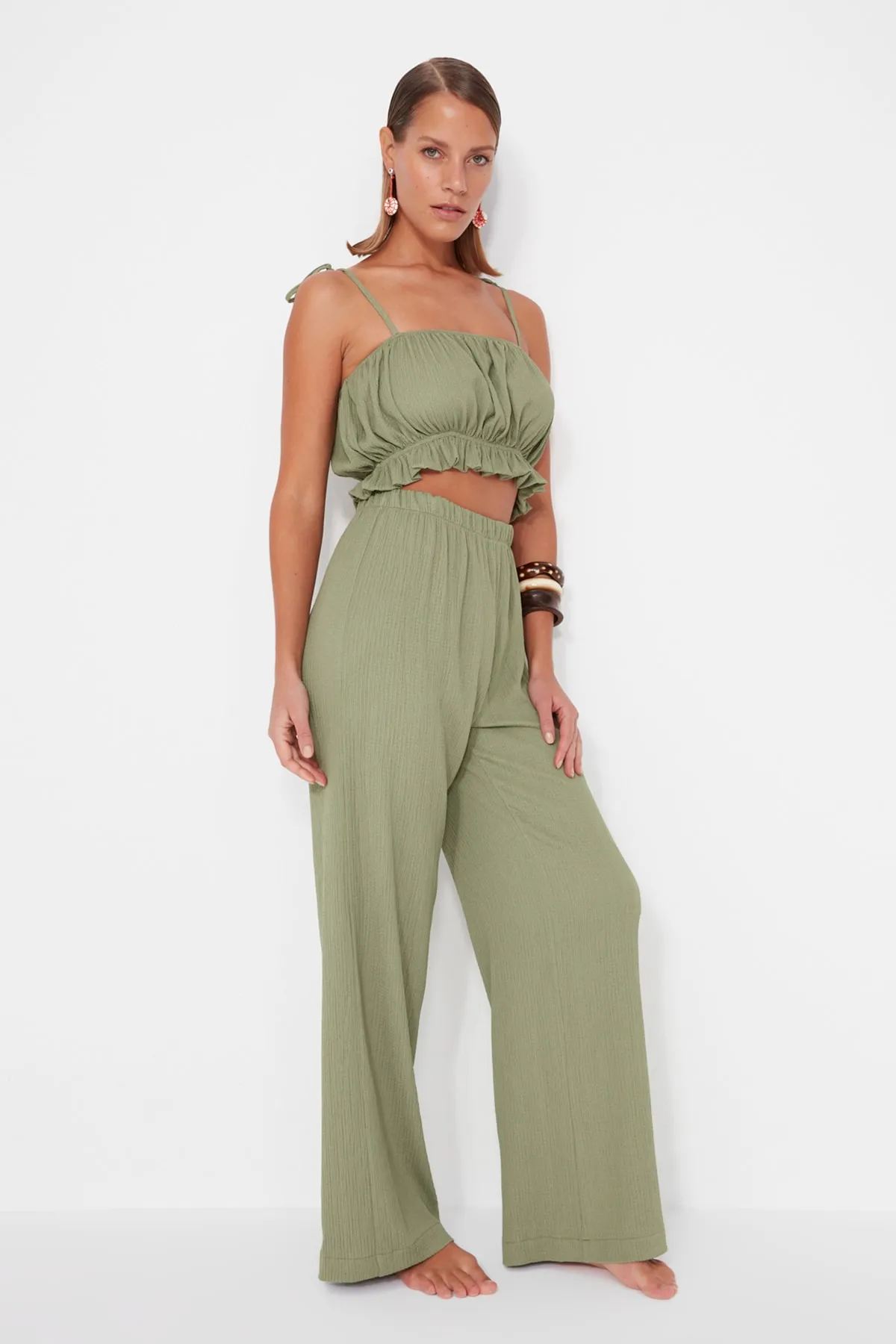 Trendyol Collection  Grünes gewebtes Rüschenblusen-Hosen-Set TBESS23AU00113