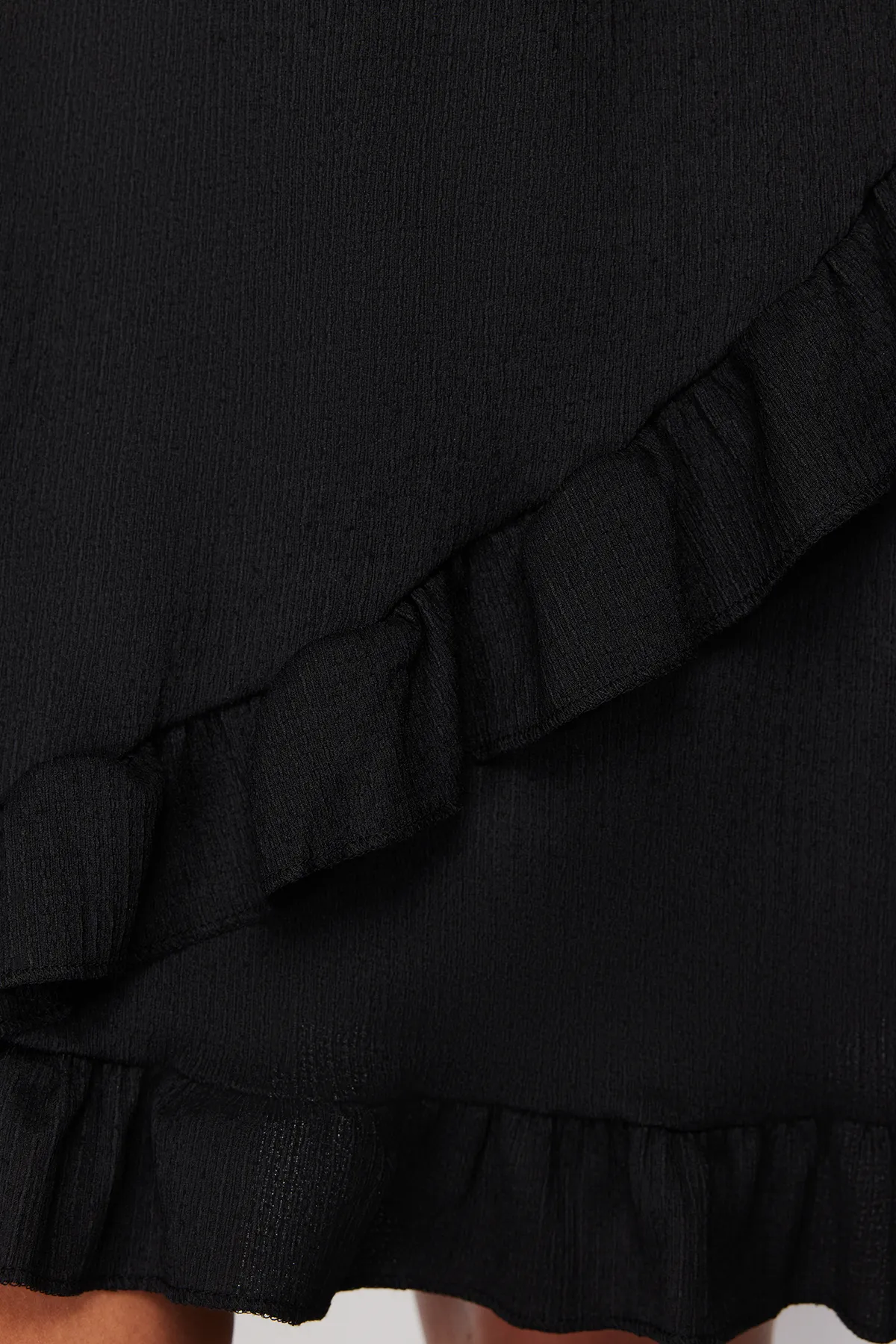 Trendyol Curve  Schwarzes, zweireihiges, mit Volants versehenes Strickkleid. Zweireihiges, mit Volants versehenes Mini-Strickkleid. TBSSS24AH00037