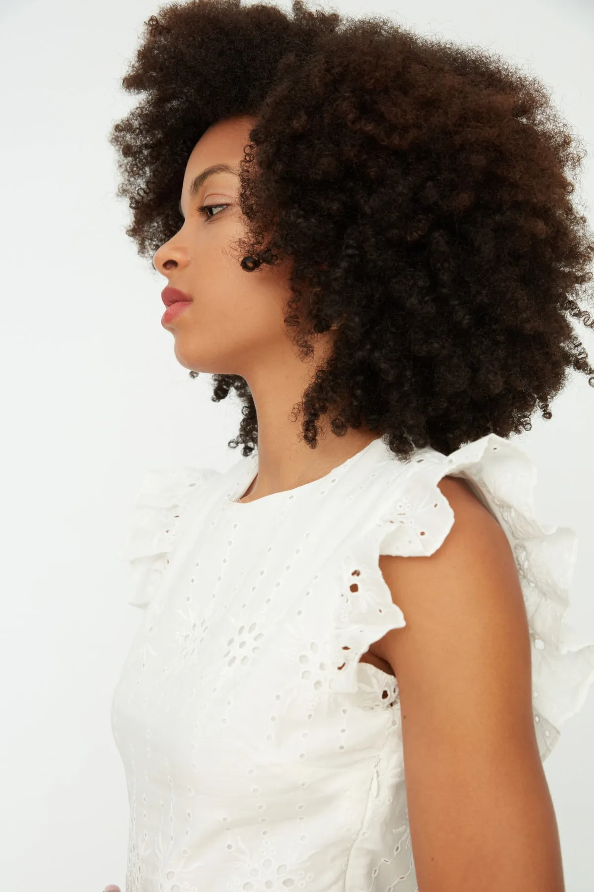 Trendyol Collection  Ecru-Taillen-Minikleid aus gewebtem Stoff mit gefütterten Rüschen TWOSS21EL2641