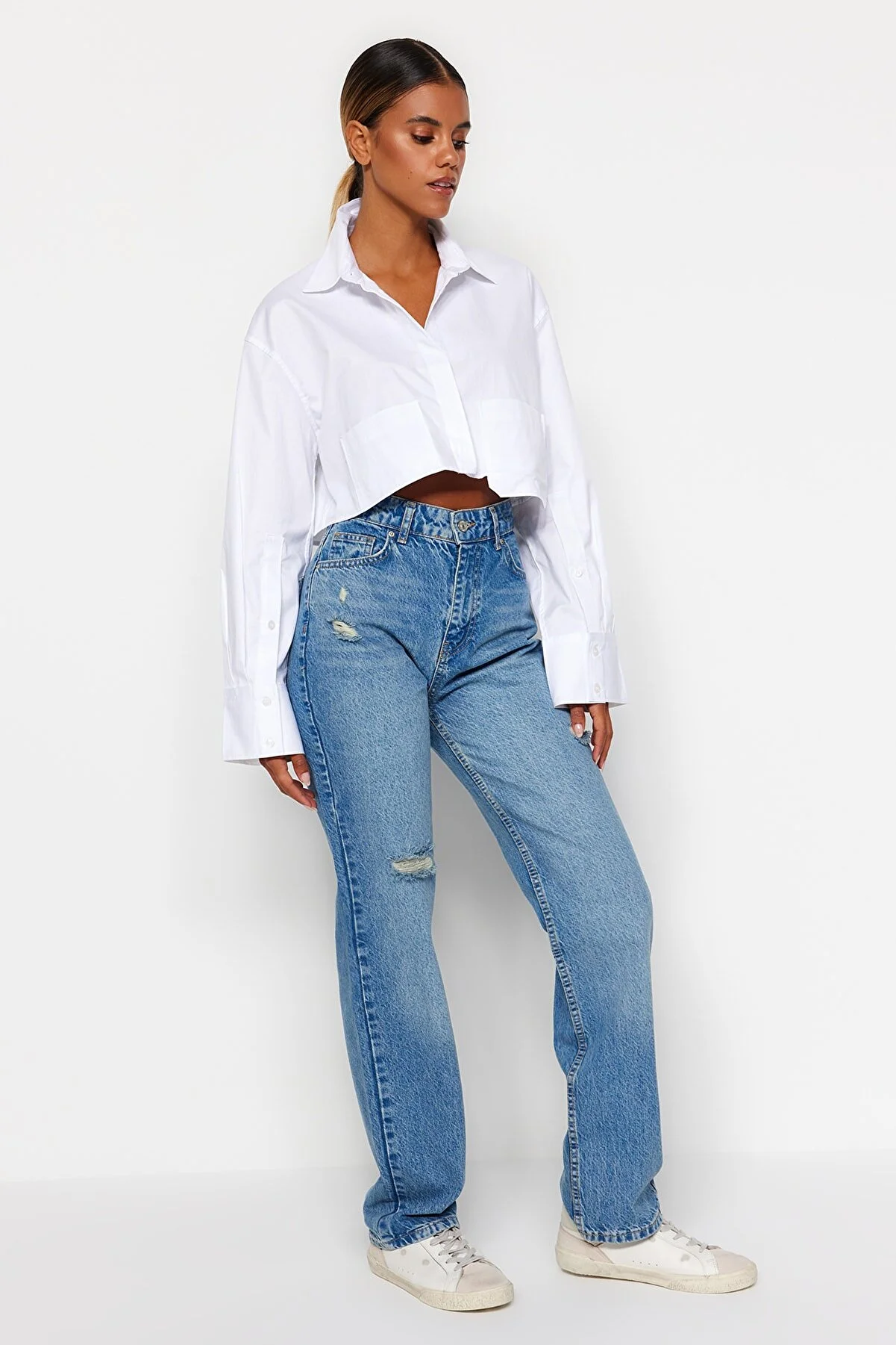 Trendyol Collection  Blaue zerrissene High Waist Lange gerade Jeans TWOAW24JE00033