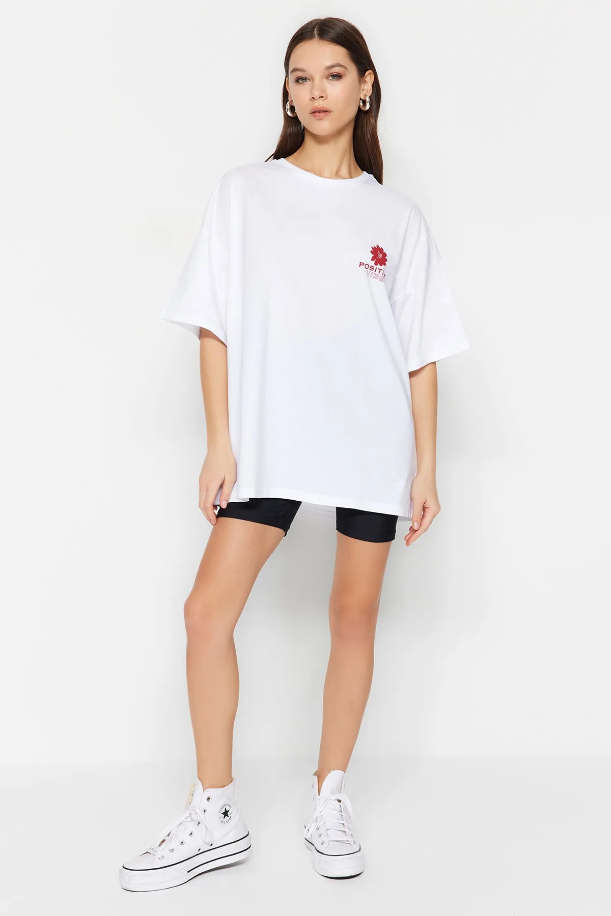 Trendyol Collection  Weißes Strick-T-Shirt mit Rundhalsausschnitt aus 100 % Baumwolle mit Aufdruck auf der Rückseite und weiter Passform TWOSS23TS00321