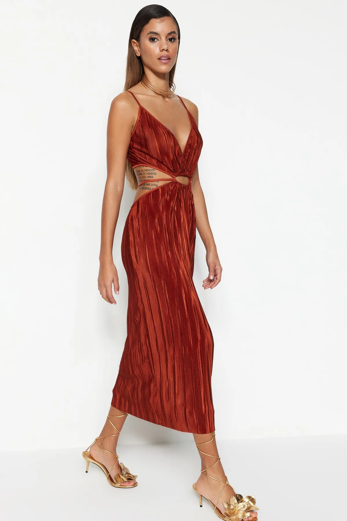 Trendyol Collection  Cinnamon-Taillenöffnung/Skater-Fenster/ausgeschnittenes, detailliertes, stilvolles Abendkleid mit Paspelierung TPRSS23EL00198
