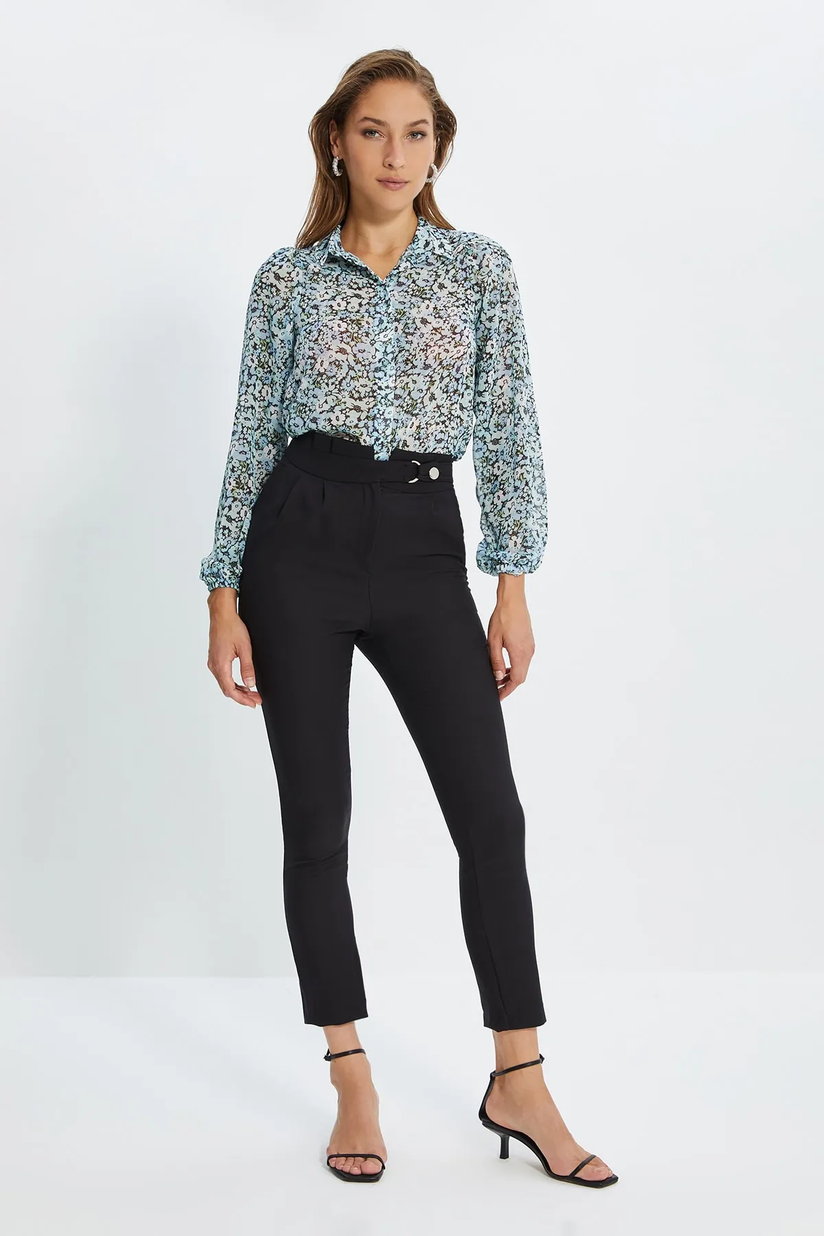 Trendyol Collection  Gewebte, plissierte Hose mit schwarzem Gürtel und Zigarette, schmales Bein, TWOSS20PL0131