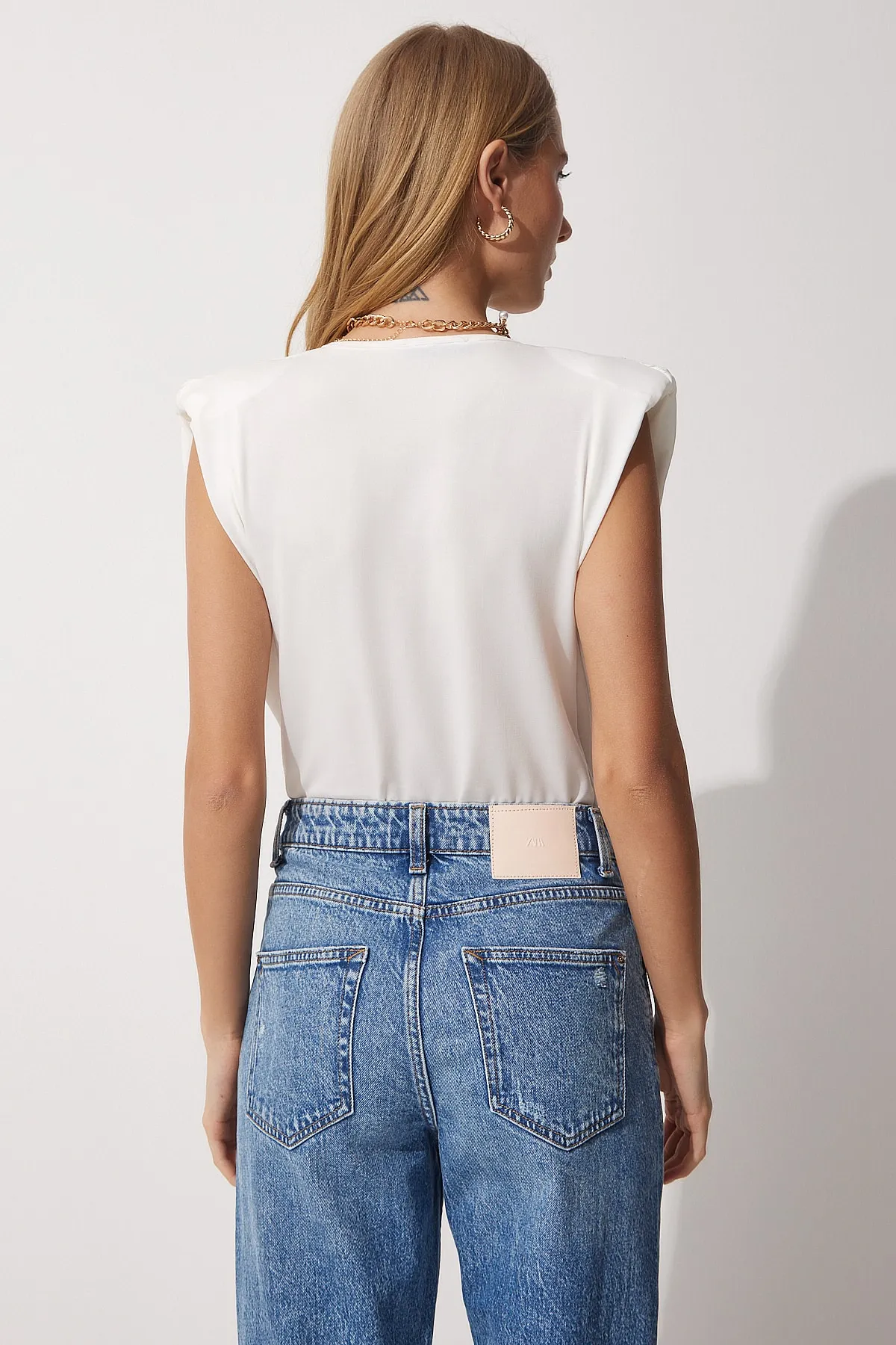 Happiness İstanbul  Damen-Strickbluse in Ecru mit umwickeltem Kragen und gepolstertem Druckknopfverschluss ZH00014