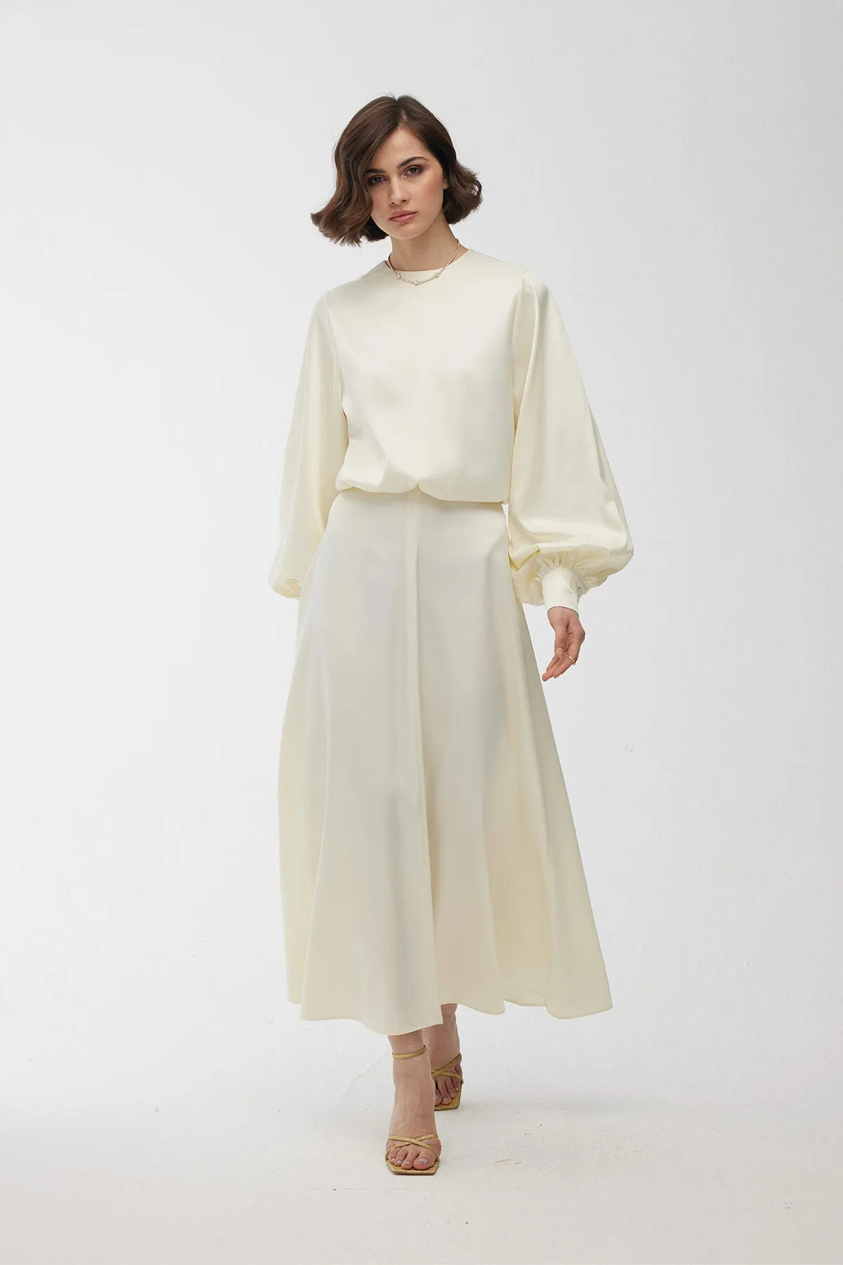 Manuka  Satin-Abendkleid, ausgestellter Rock, Perle
