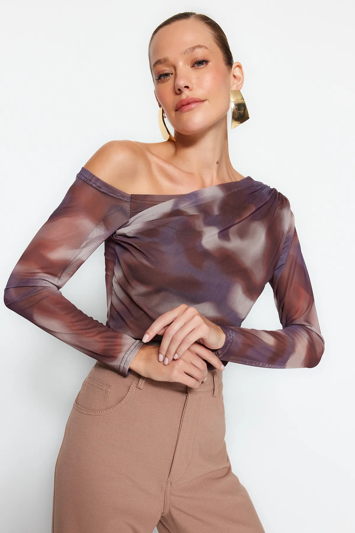 Trendyol Collection  Braune, mit Tüll gefütterte Strickbluse mit asymmetrischem Kragen TWOAW24BZ00051