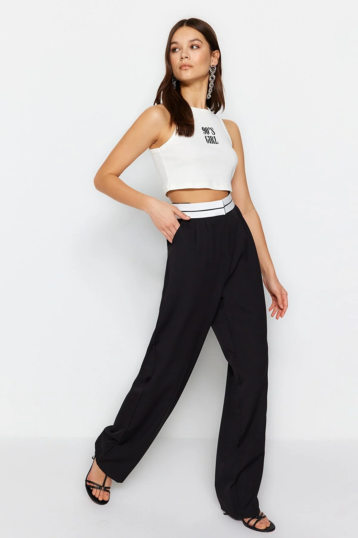 Trendyol Collection  Schwarze gewebte Hose mit weitem Bein und hoher Taille und Gürteldetail TWOSS23PL00150