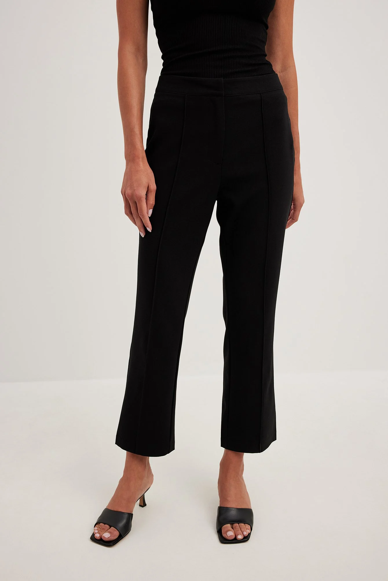 Crop-Hose mit angepassten Nähten und hoher Taille