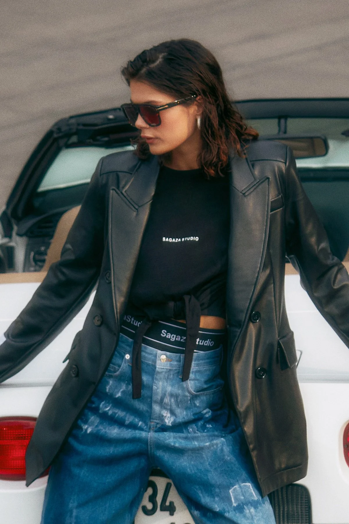 Trendyol Collection  X Sagaza Studio Schwarzes Strick-T-Shirt mit Slogan TPRAW22TS0214