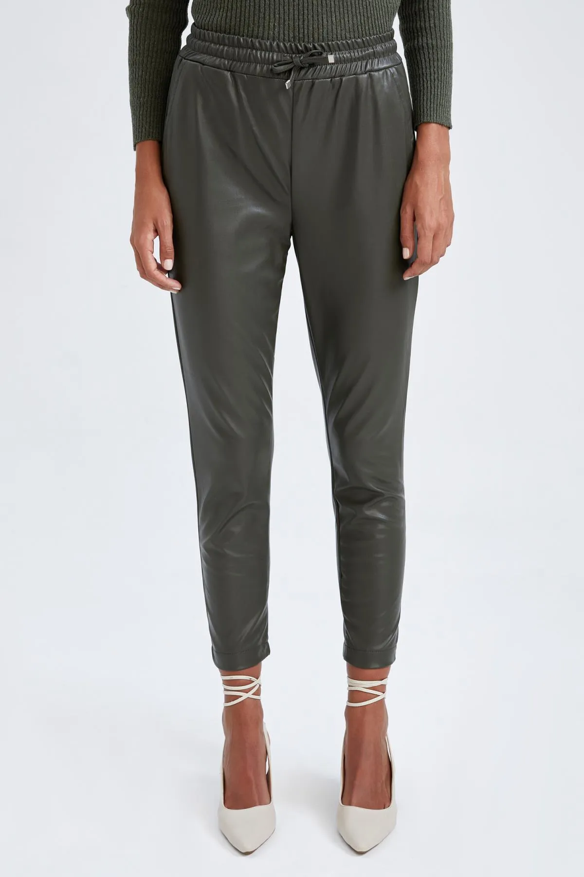 DeFacto  Jogger-Hose aus Kunstleder mit hoher Taille und Taschen V8072az22wn