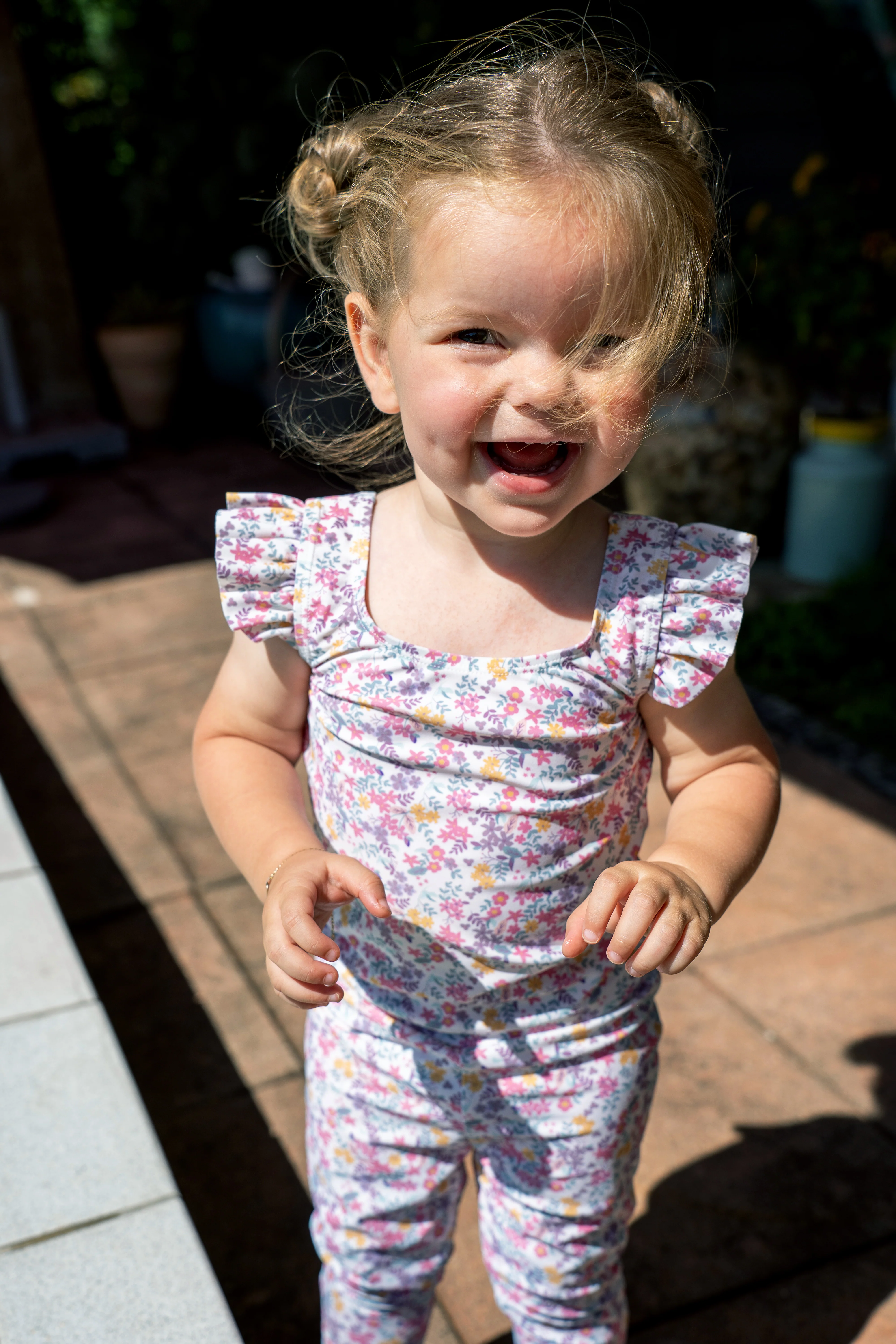 Schwimmshirt bedruckt mit bunten Blumen in ecru