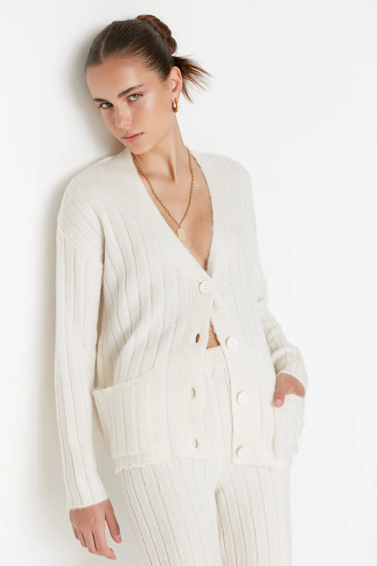 Trendyol Collection  Ecrufarbenes Set aus Strickjacke und Hose mit Knopfleiste, Oberteil und Unterteil