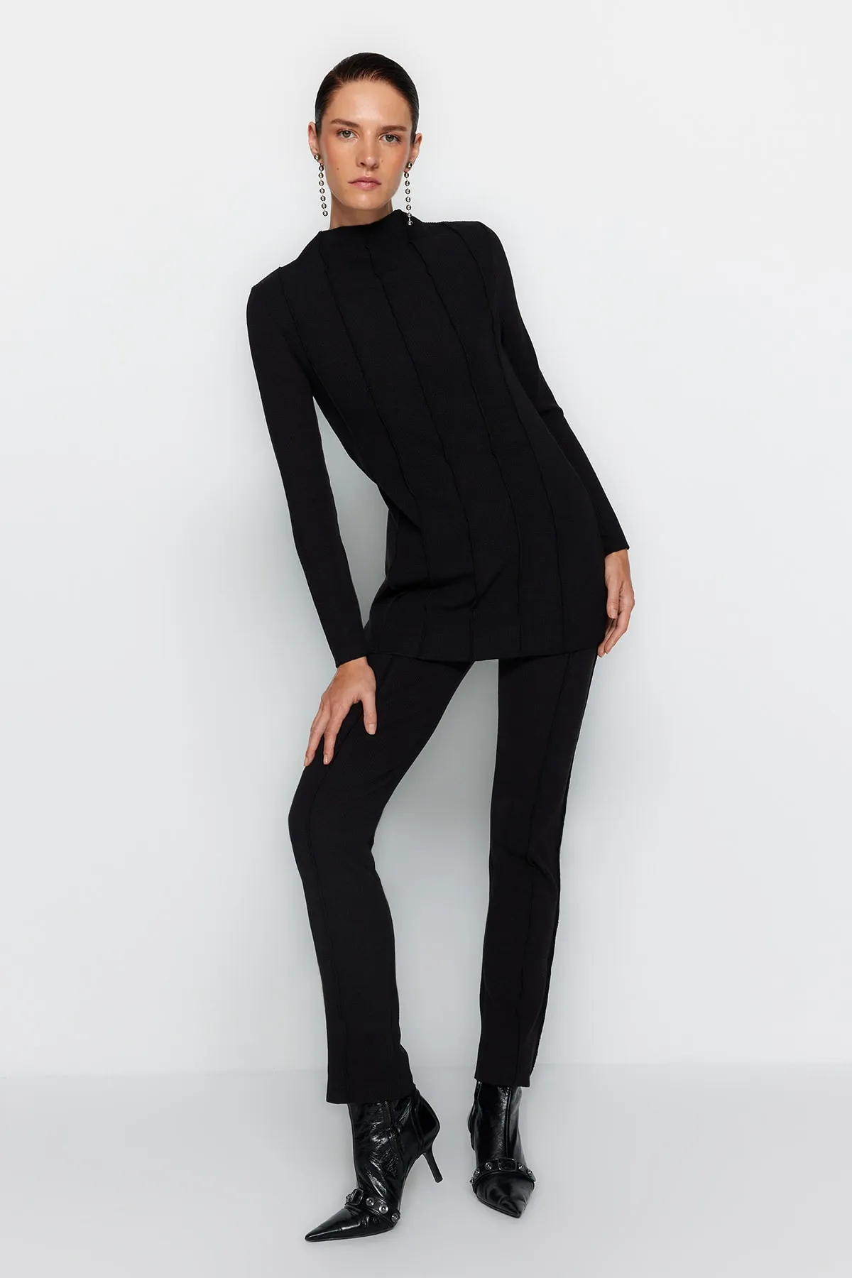 Trendyol Modest  Schwarzes Set aus Bluse, Hose und Oberteil mit geripptem Detail aus Strick TCTAW24US00082