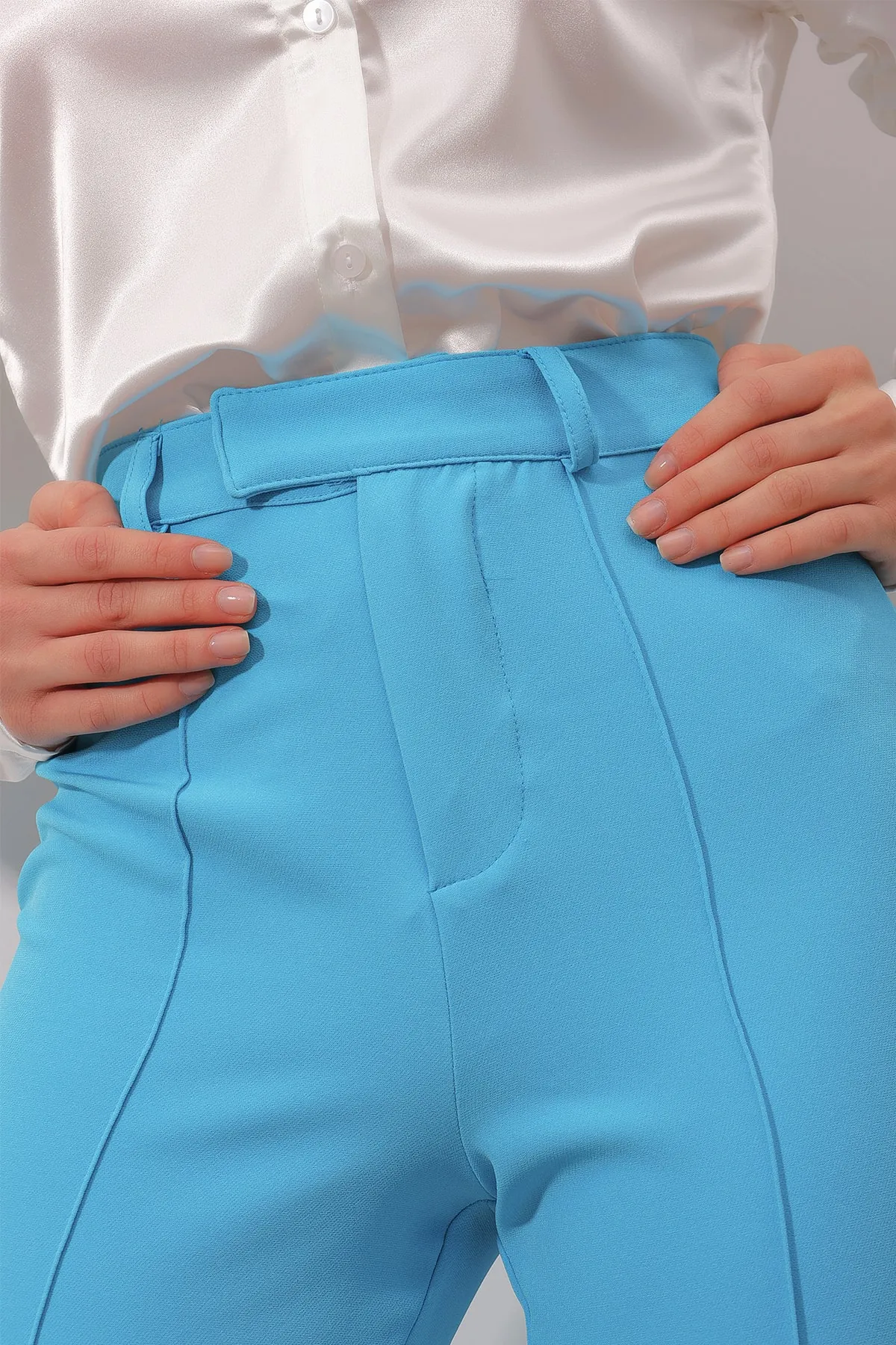 Trend Alaçatı Stili  Damen-Hose aus türkisblauem, vorne genähtem Abnähergewebe ALC-X9838