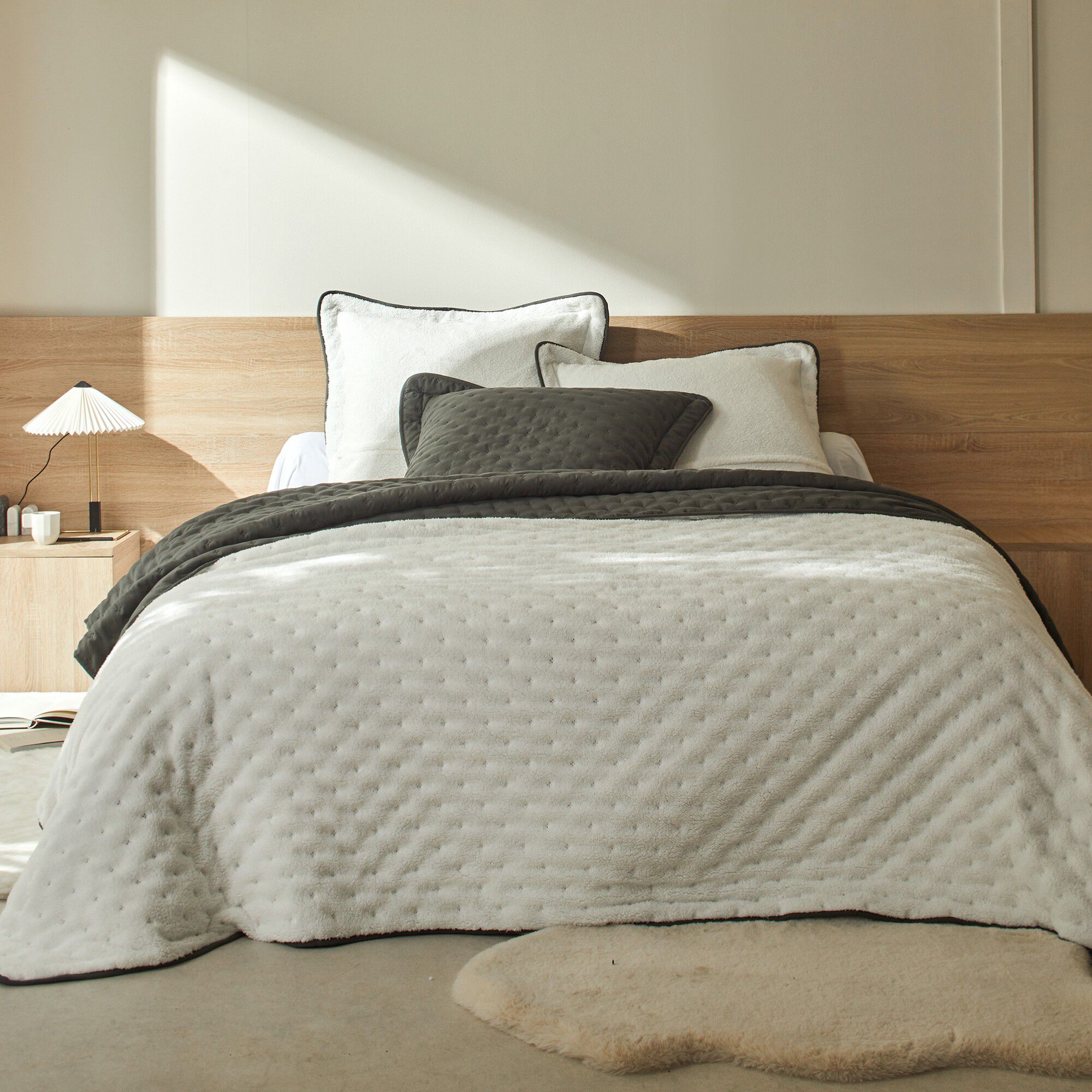 Couvre-lit réversible microfibre matelassée/sherpa