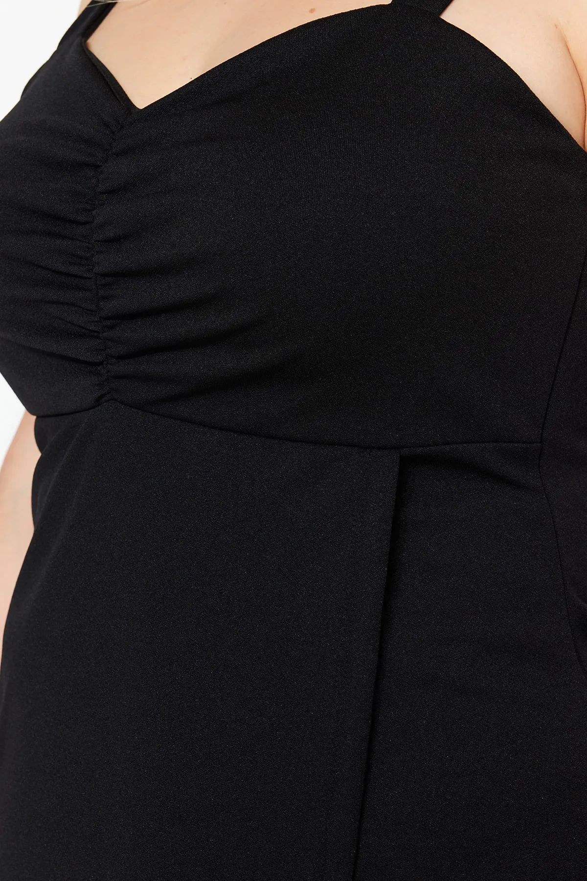 Trendyol Curve  Schwarzes Strickkleid mit Herzkragen TBBSS23AH00076