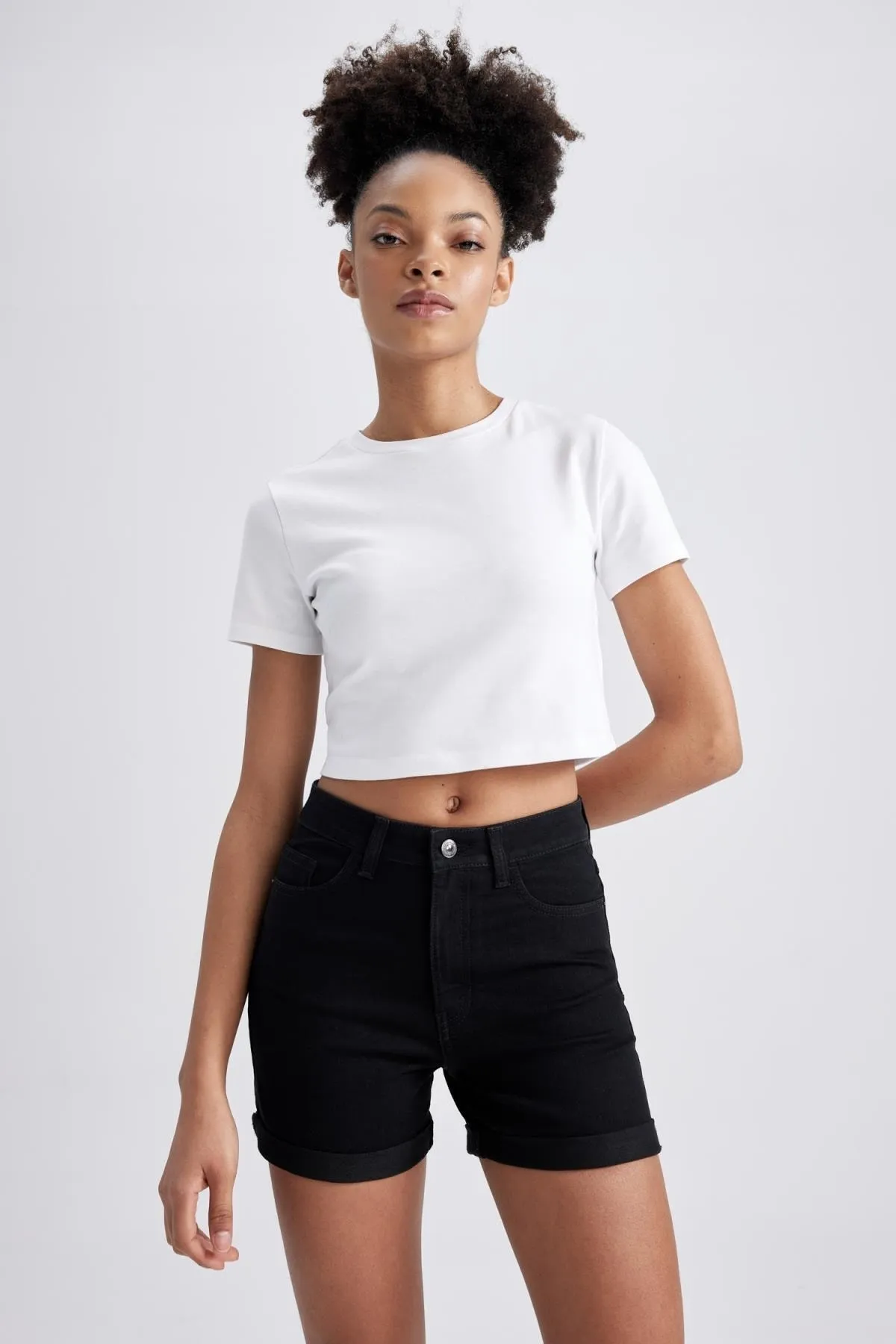 DeFacto  Jeans-Shorts mit normaler Taille und umgeschlagenem Bein A1959ax23sm