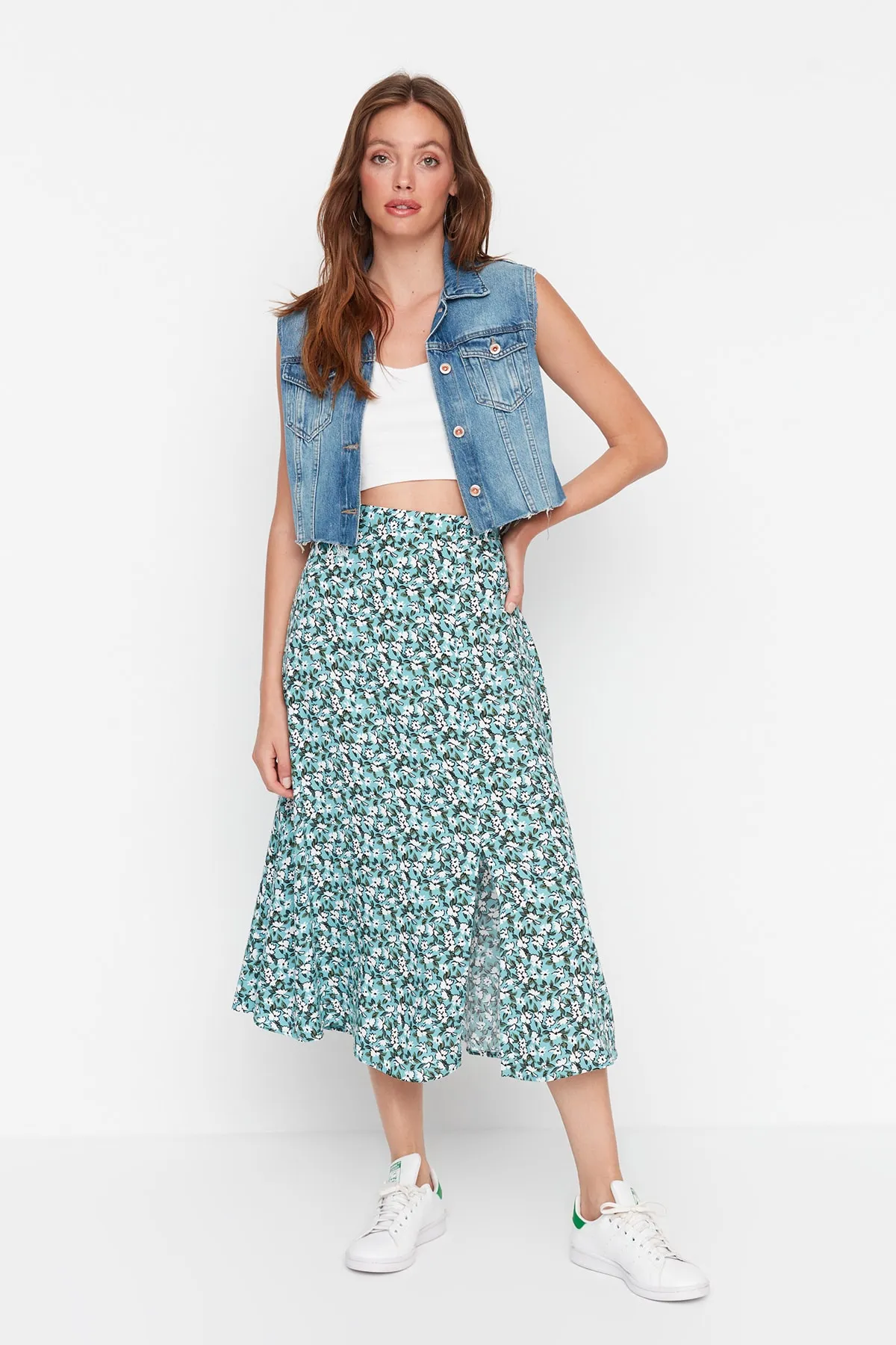 Trendyol Collection  Grüner gewebter Midirock aus Viskosestoff mit Schlitzdetail und Blumenmuster TWOSS20ET0230