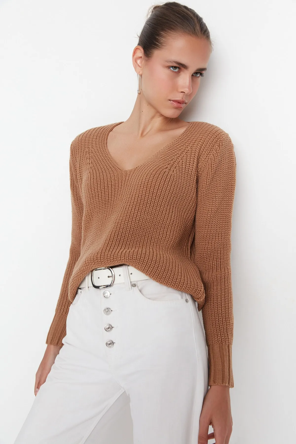 Trendyol Collection  Kamelfarbener Strickpullover mit V-Ausschnitt TWOAW22KZ0880