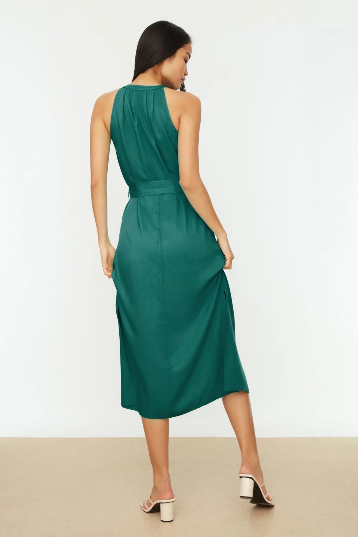 Trendyol Collection  Smaragdgrünes, gewebtes Midi-Hemdkleid mit Gürtel und vorherrschendem Kragen TWOSS19XM0112